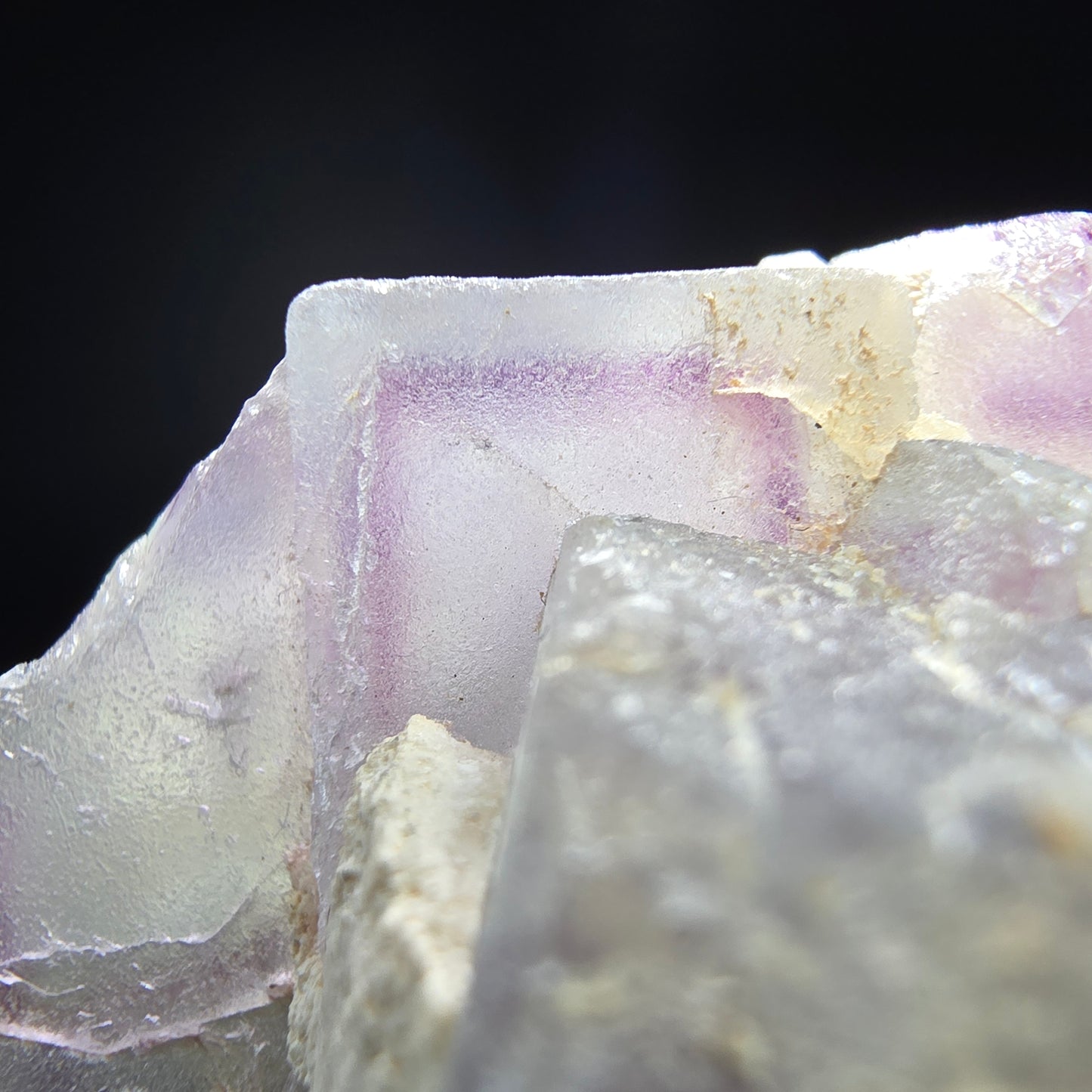 Cube de fluorite fantôme sur scène de quartz violet vert Omehane, Namibie 47*32*21mm