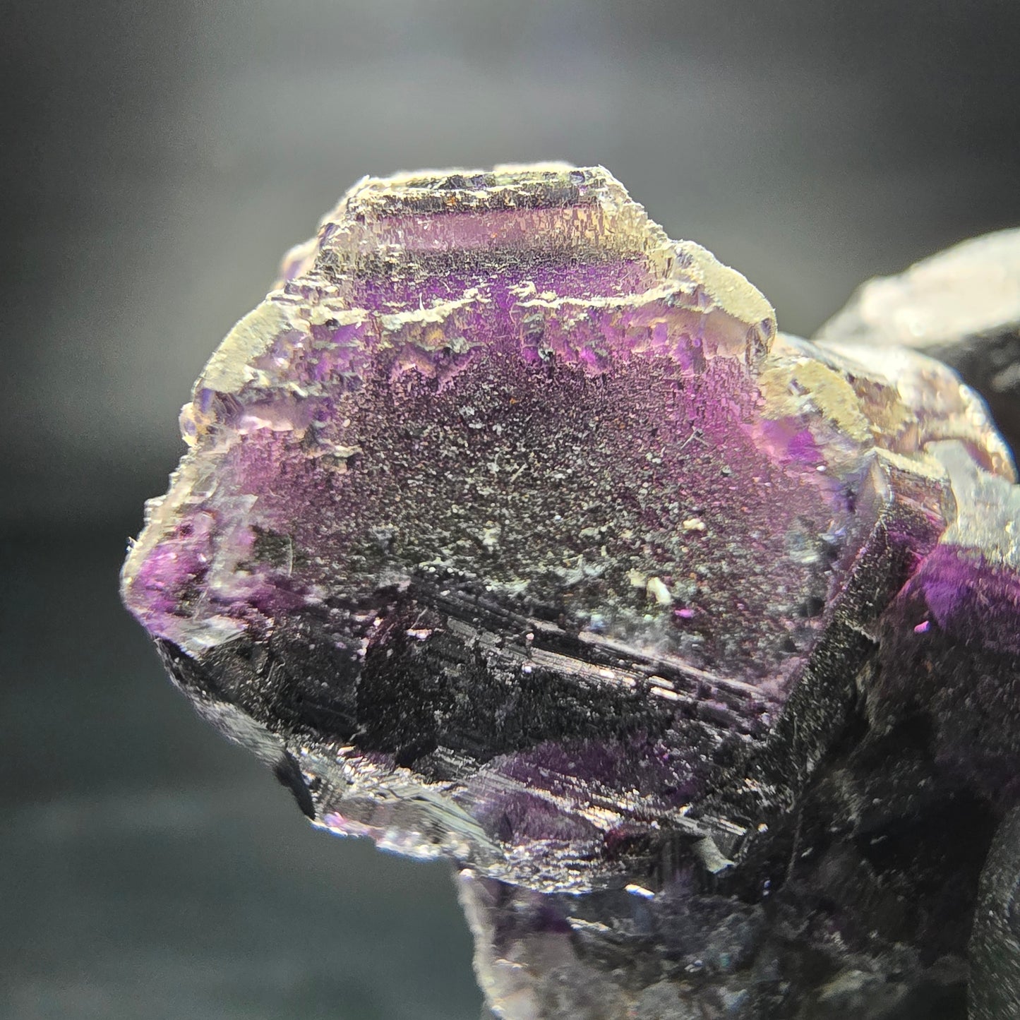 Cube de fluorite fantôme violet Okorusu, collection minérale 37x25x17mm, namibie