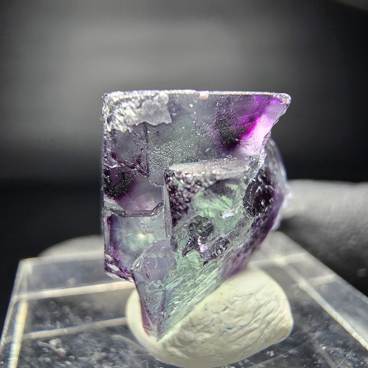 Klarer Phantom Fluorit Würfel lila grün mit Hyalit Erongo Namibia 18*16*14mm