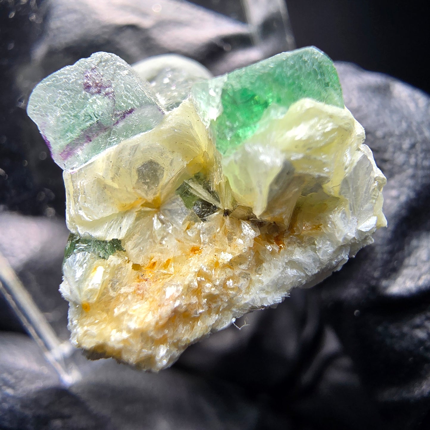 Fluorite fantôme sur scène muscovite Erongo namibie 19*17*11mm Collection minérale