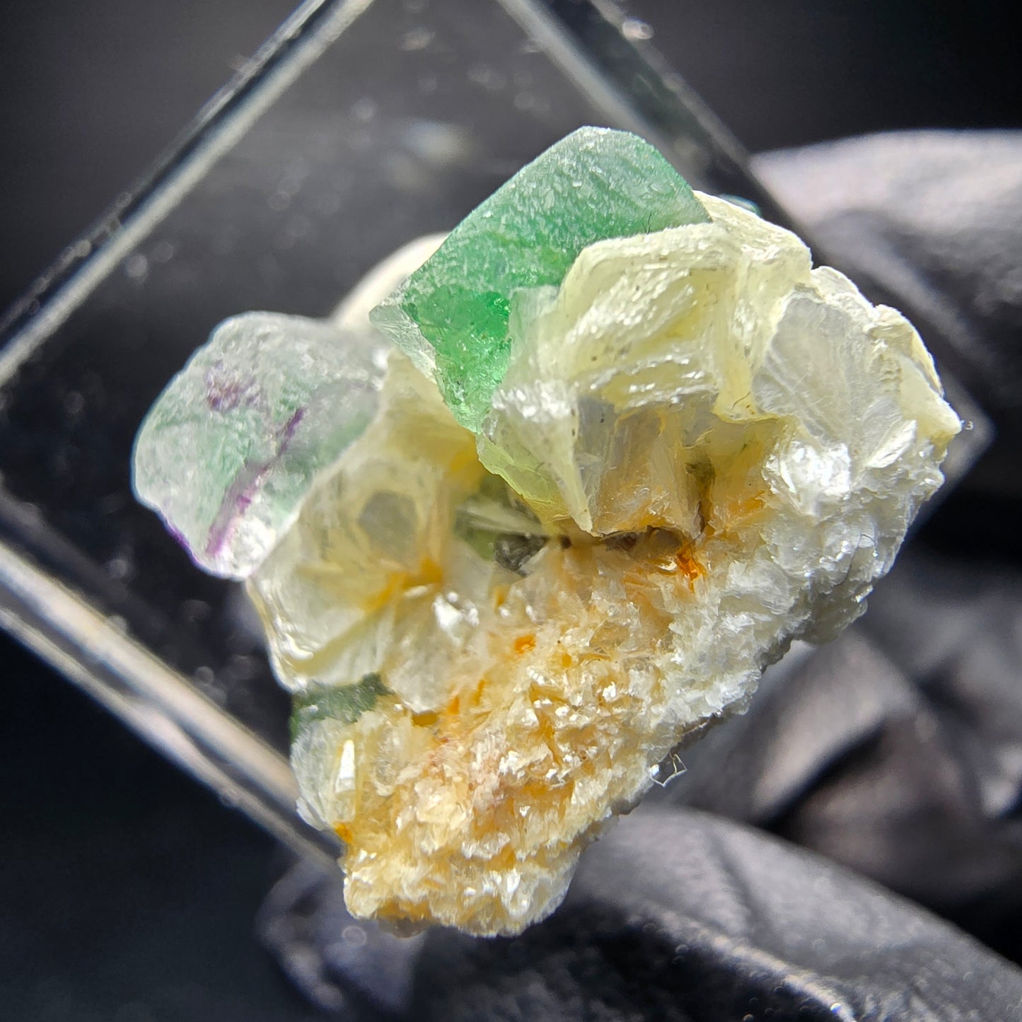 Fluorite fantôme sur scène muscovite Erongo namibie 19*17*11mm Collection minérale