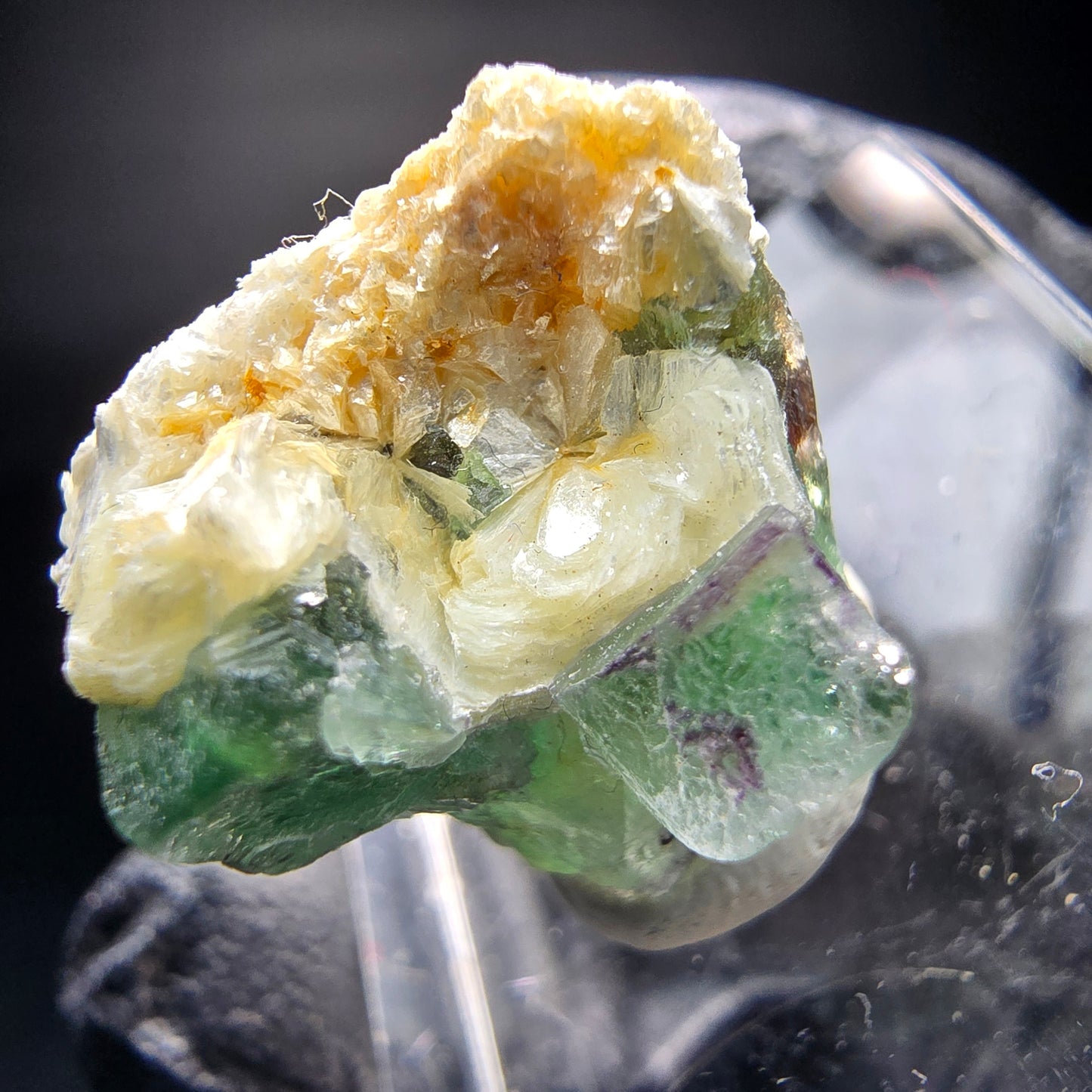 Fluorite fantôme sur scène muscovite Erongo namibie 19*17*11mm Collection minérale