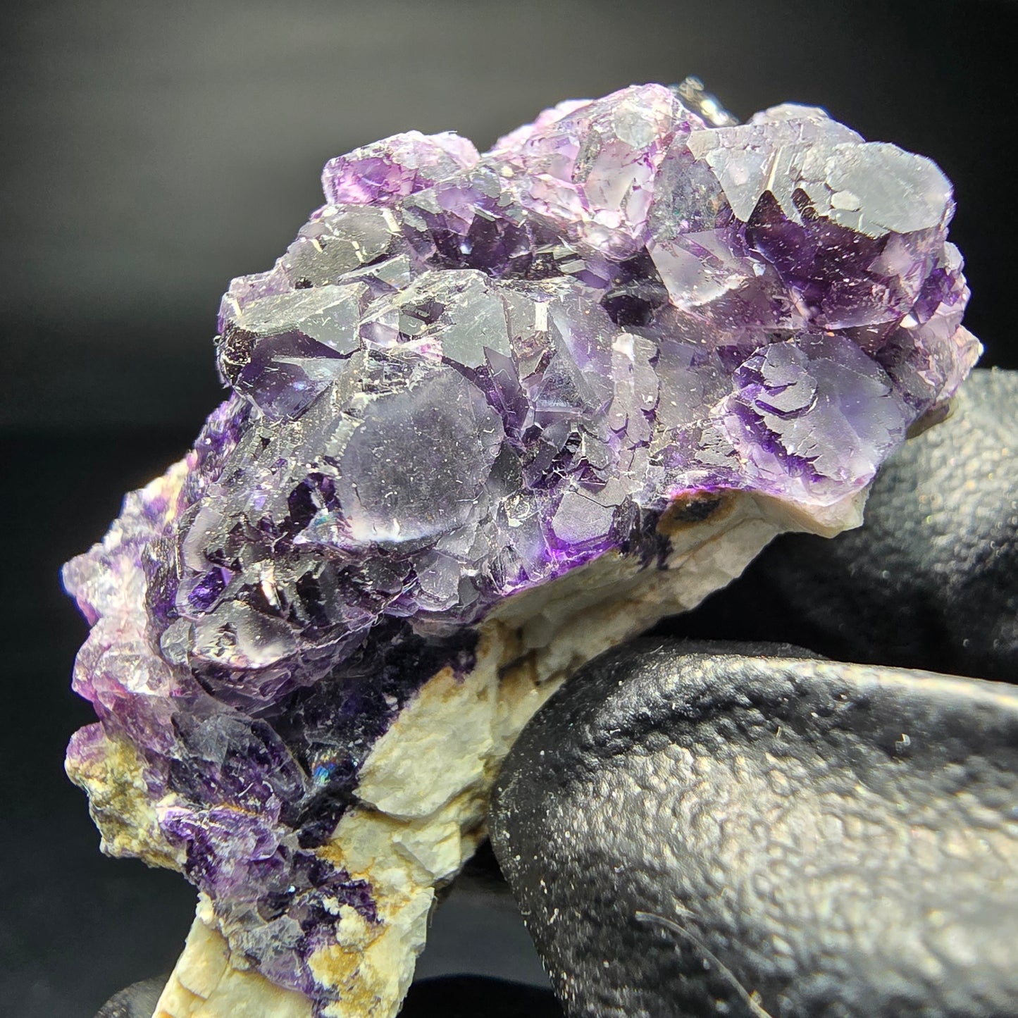 Cube de fluorite fantôme violet sur scène orthose Erongo Namibie 45*28*21mm