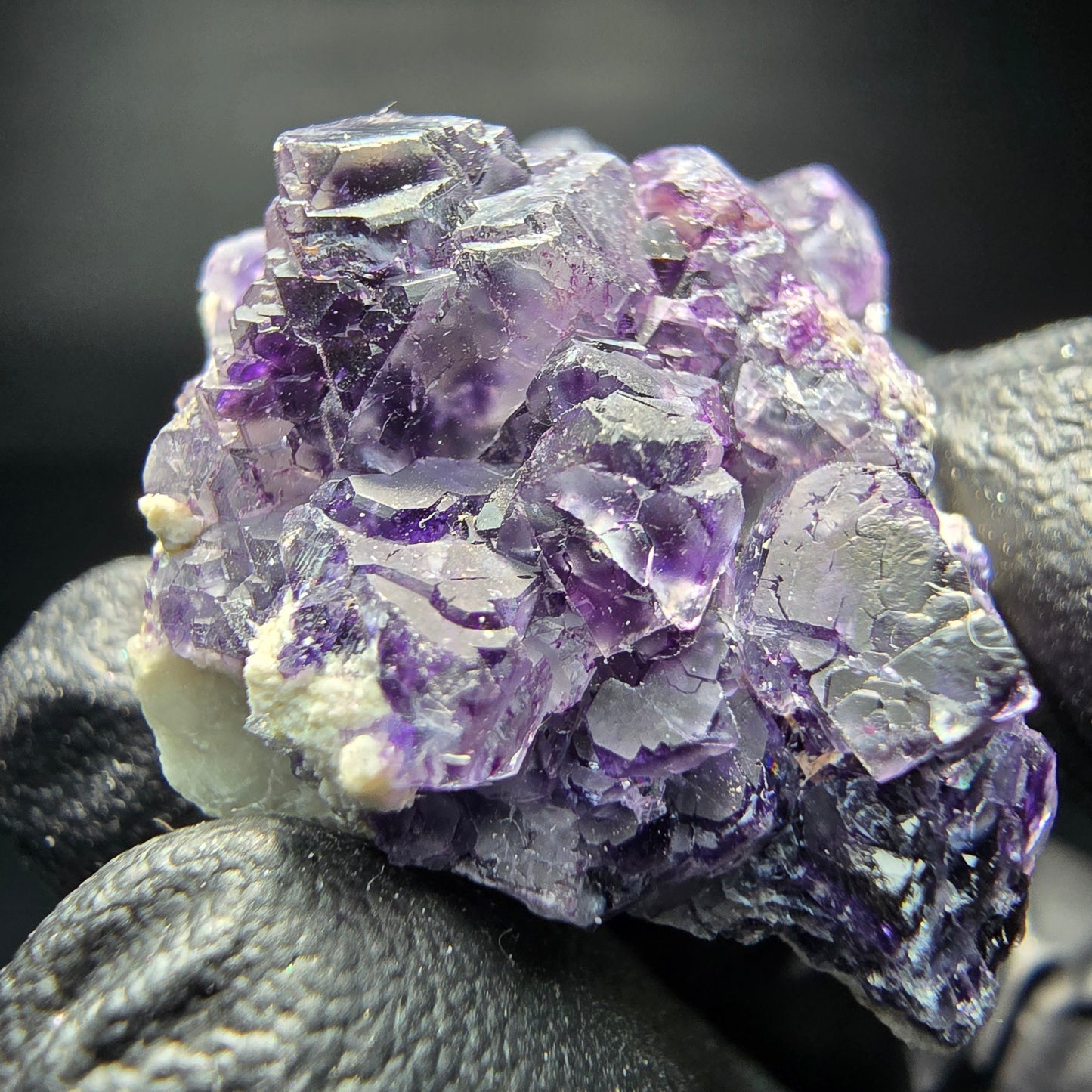 Cube de fluorite fantôme violet sur scène orthose Erongo Namibie 45*28*21mm