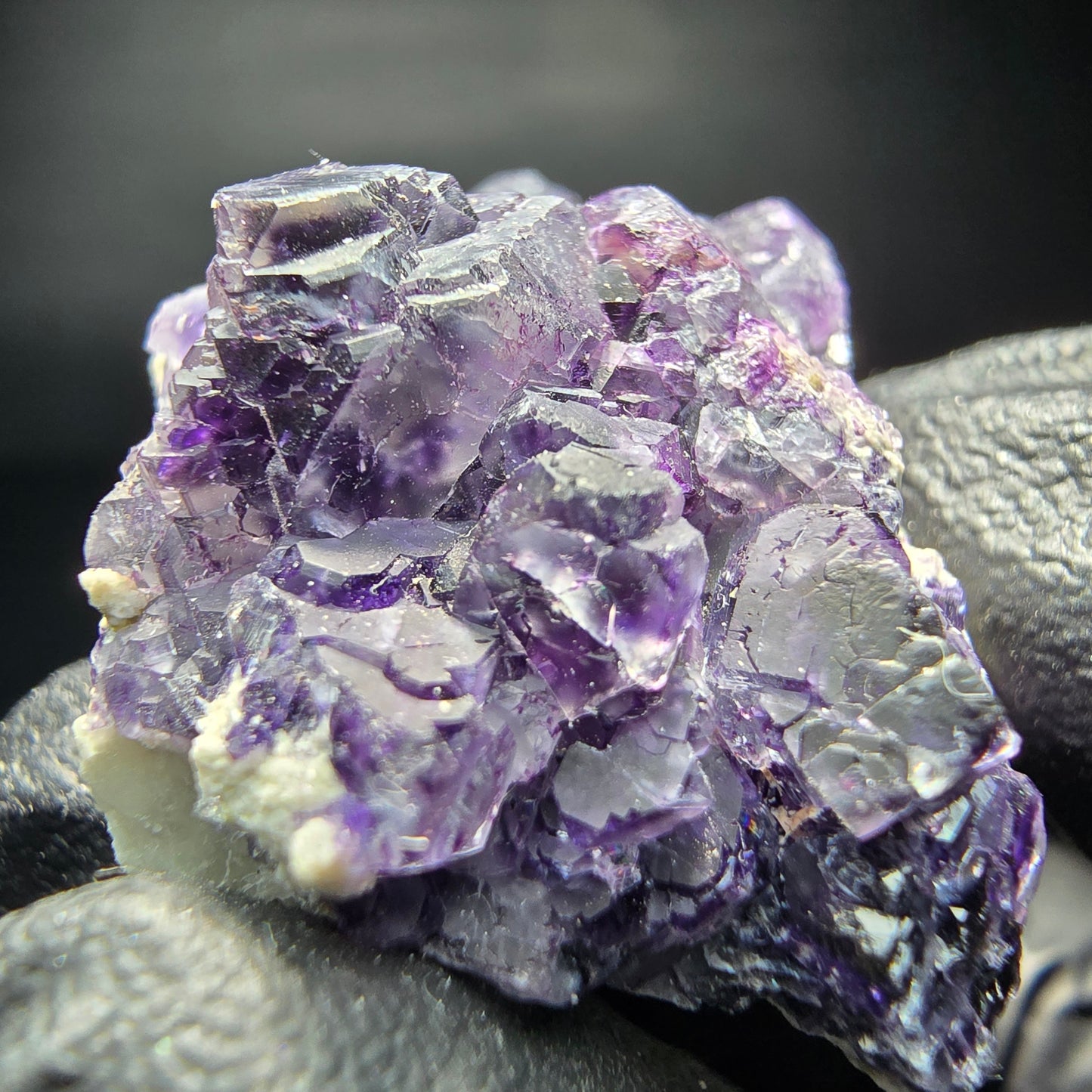 Cube de fluorite fantôme violet sur scène orthose Erongo Namibie 45*28*21mm