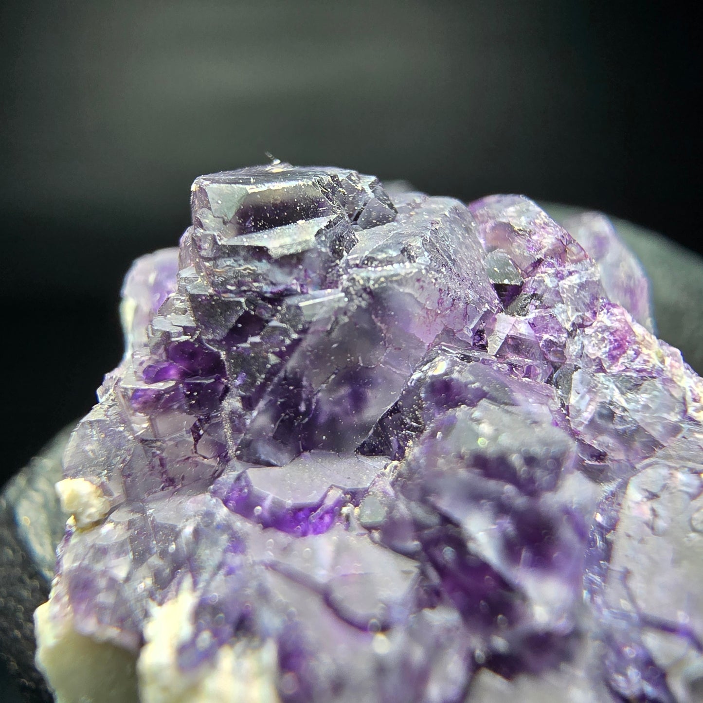 Cube de fluorite fantôme violet sur scène orthose Erongo Namibie 45*28*21mm