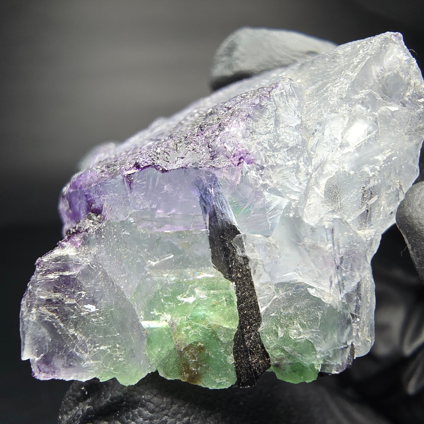Fluorite zonar claire avec étape de tourmaline Schörl Erongo Namibie 34*21*29mm