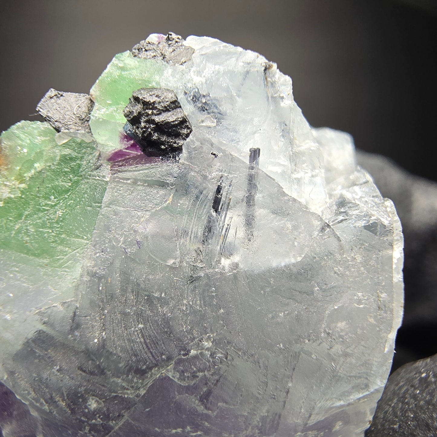 Fluorite zonar claire avec étape de tourmaline Schörl Erongo Namibie 34*21*29mm