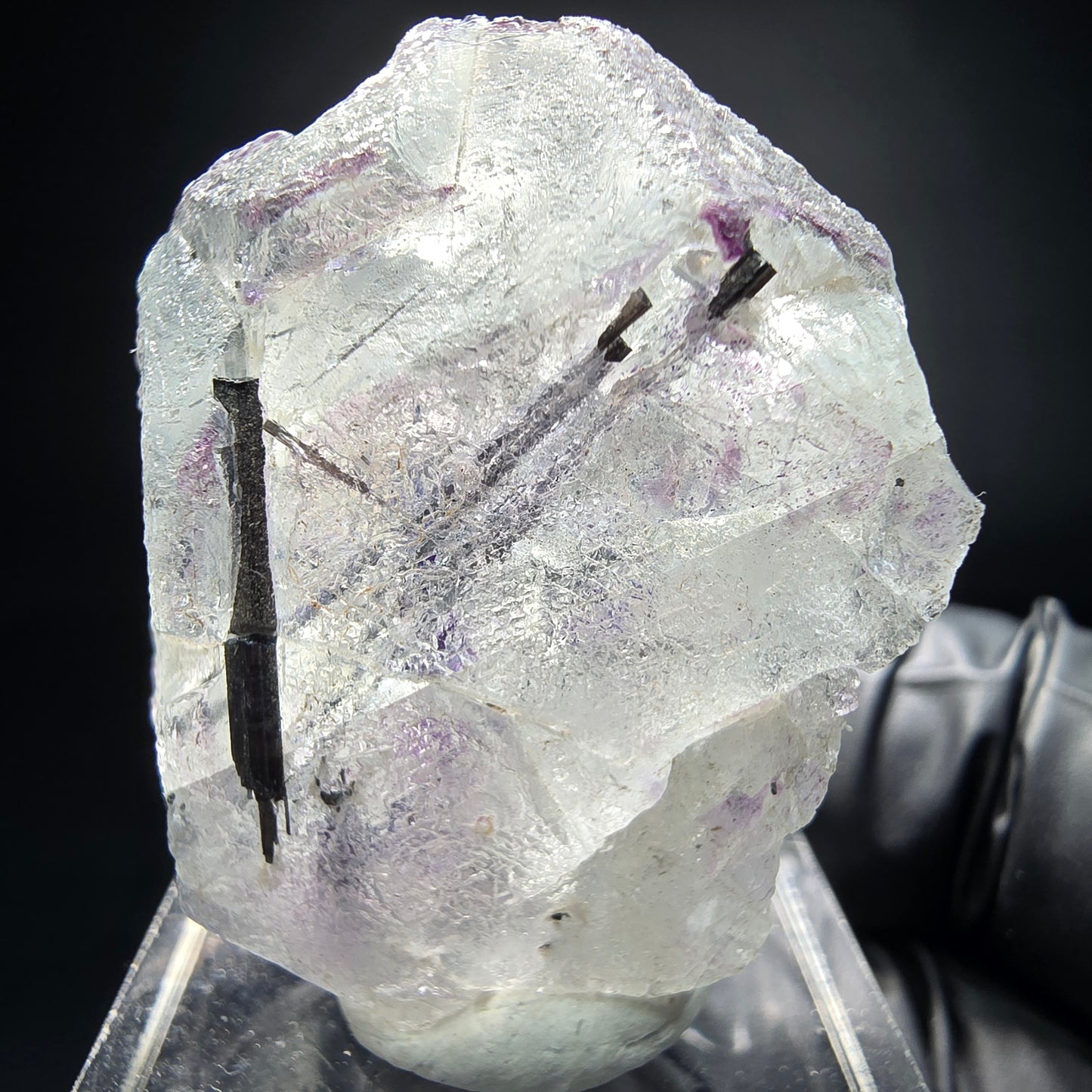 Klarer zonarer Fluorit Kristall mit Schörl Turmalin Erongo Namibia 35*29*17mm