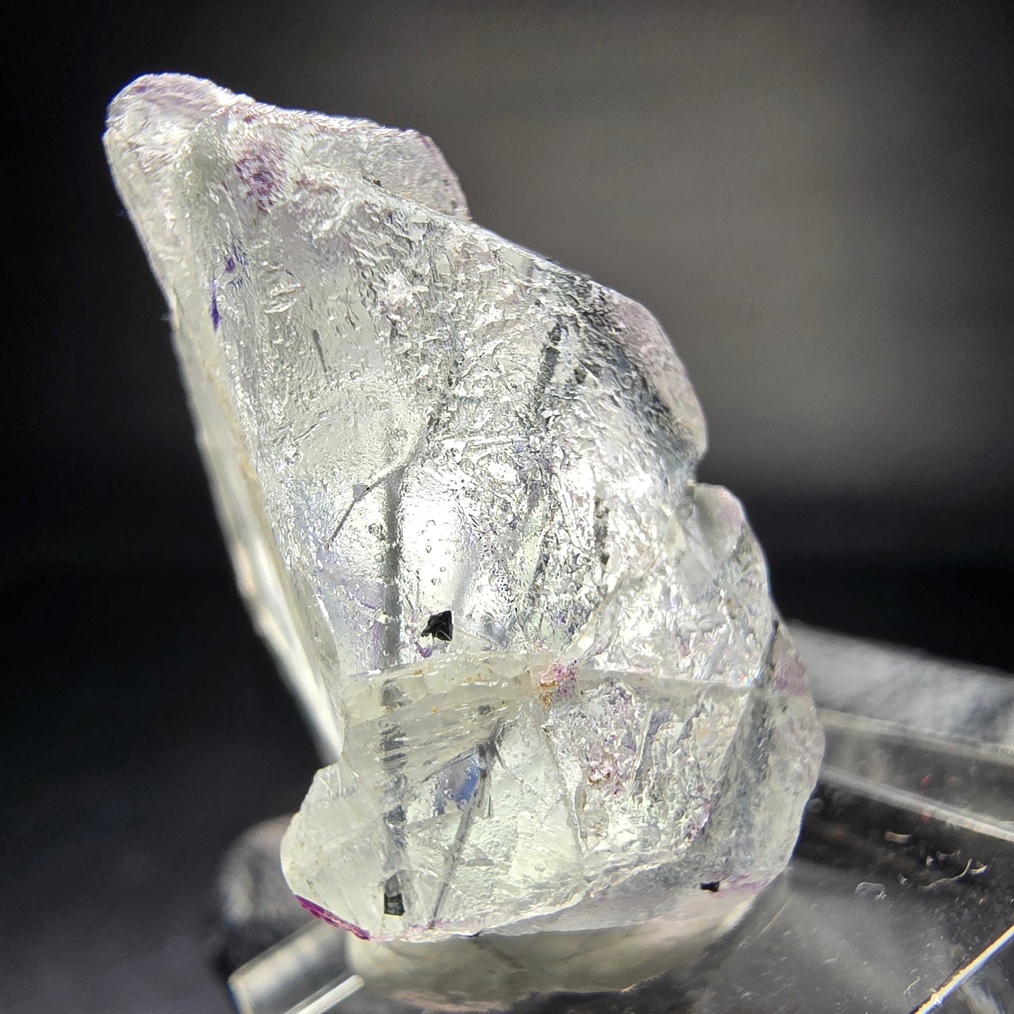 Klarer zonarer Fluorit Kristall mit Schörl Turmalin Erongo Namibia 35*29*17mm
