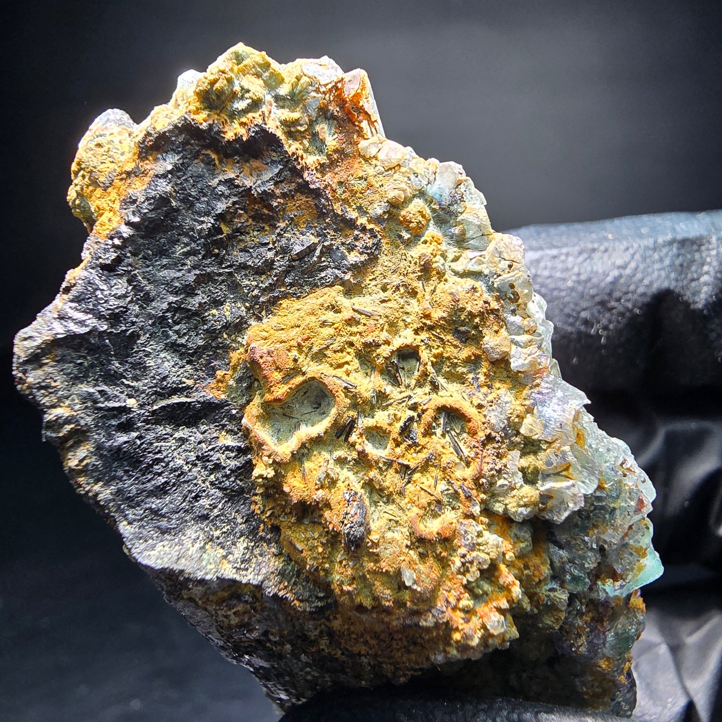 Vert fluorite fantôme sur spécimen de tourmaline Schörl Erongo Namibie 55*34*33mm