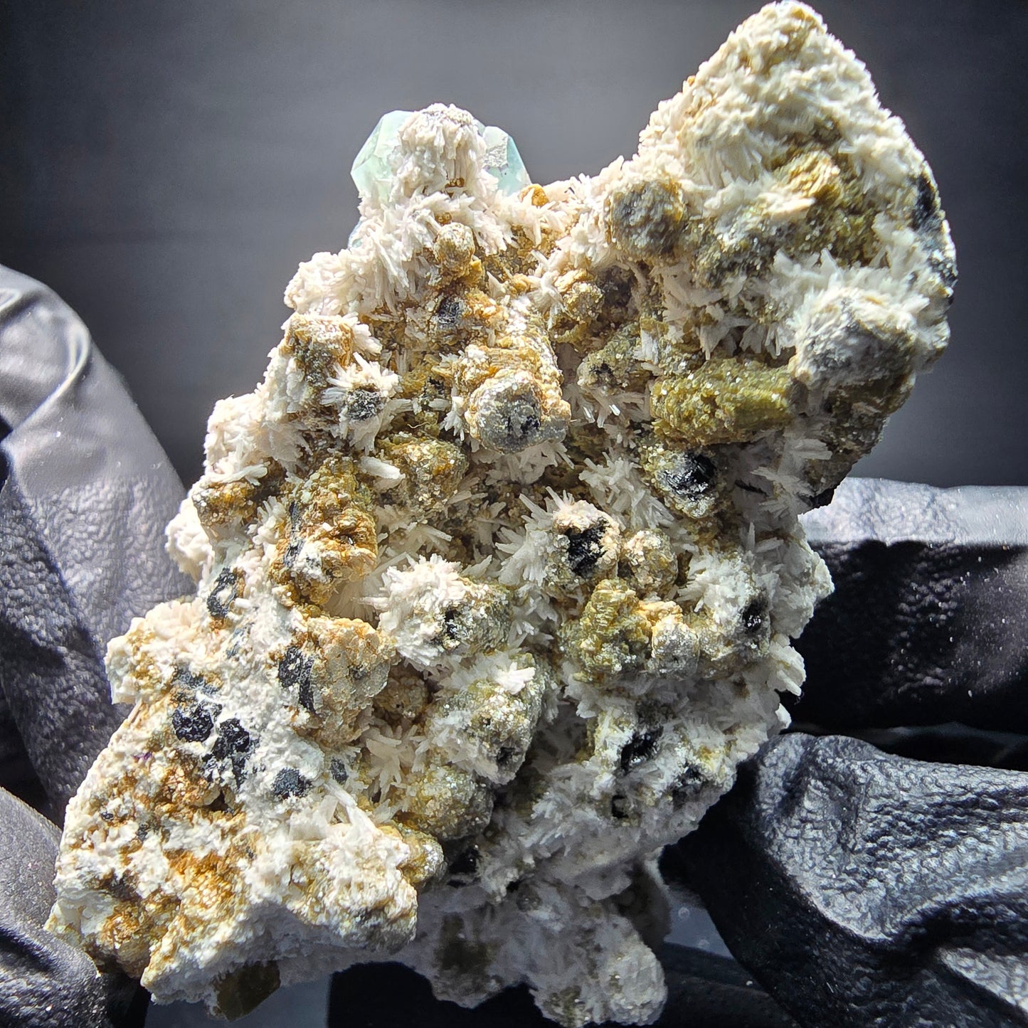 Fluorite Zonare, muscovite Schörl tourmaline étape Erongo namibie 70*38*40mm