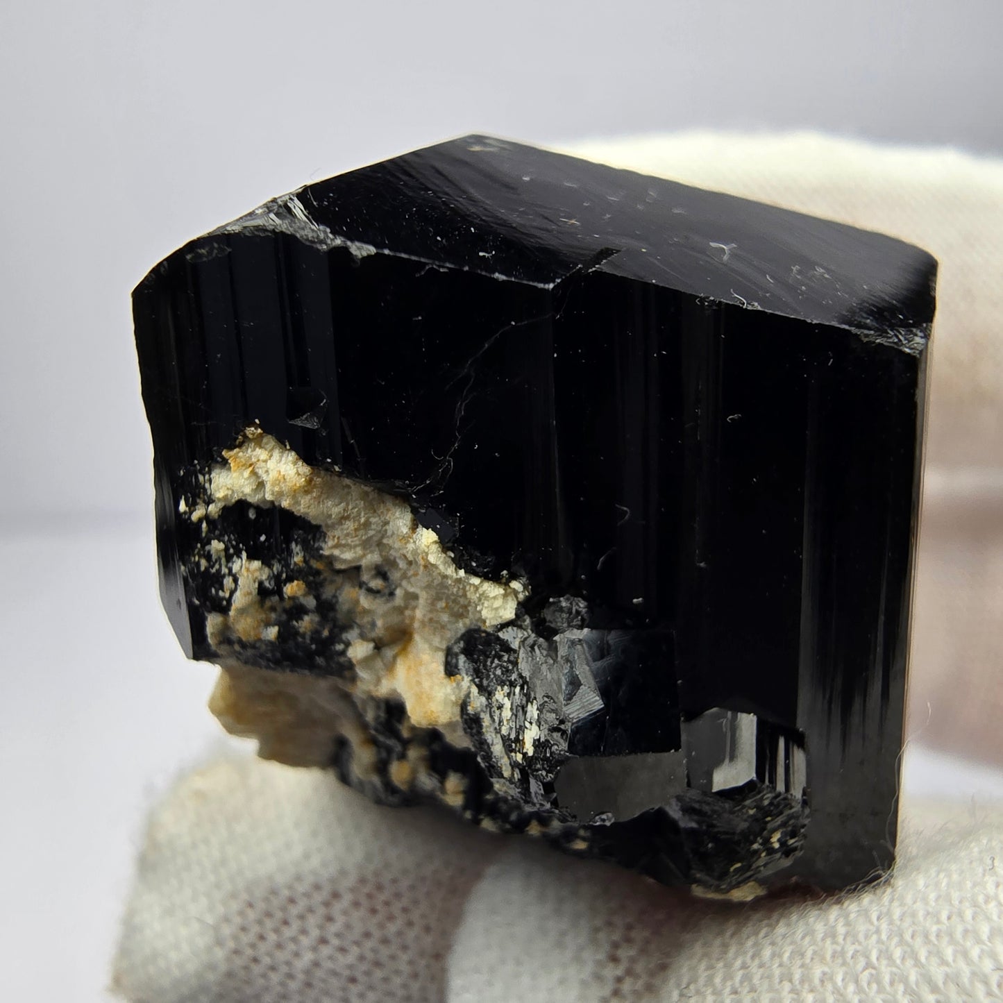 Symmetrischer Schörl Turmalin schwarz glänzend Erongo, Namibia 44*32*25mm