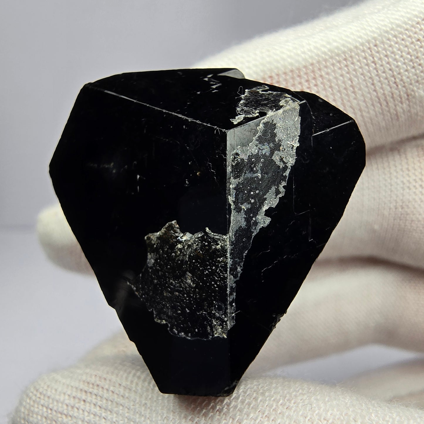 Symmetrischer Schörl Turmalin mit Hyalit Erongo, Namibia 40*30*27mm Sammlung