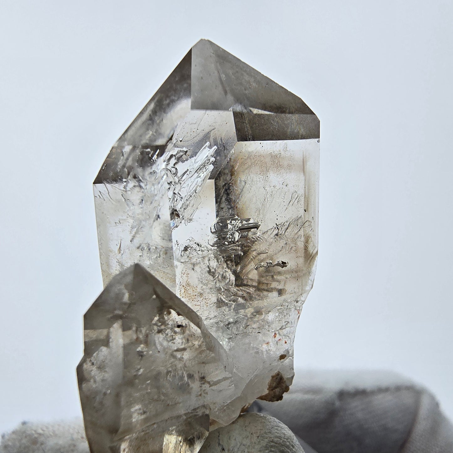 Enhydro Phantom Rauchquarz Doppelender 1x Blase Goboboseb, Namibia 46*21*20mm