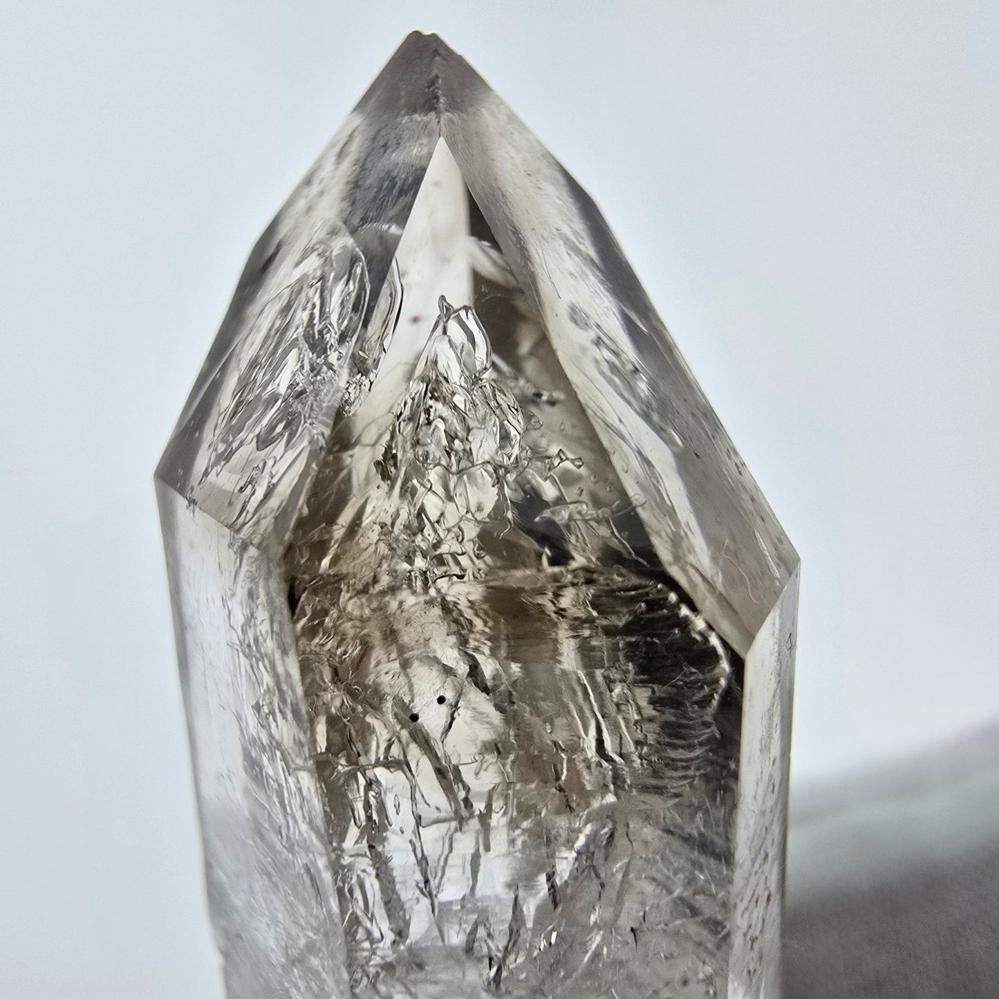Enhydro Phantom Rauchquarz Eisen Spitze 1x Blase Goboboseb, Namibia 47*22*13mm