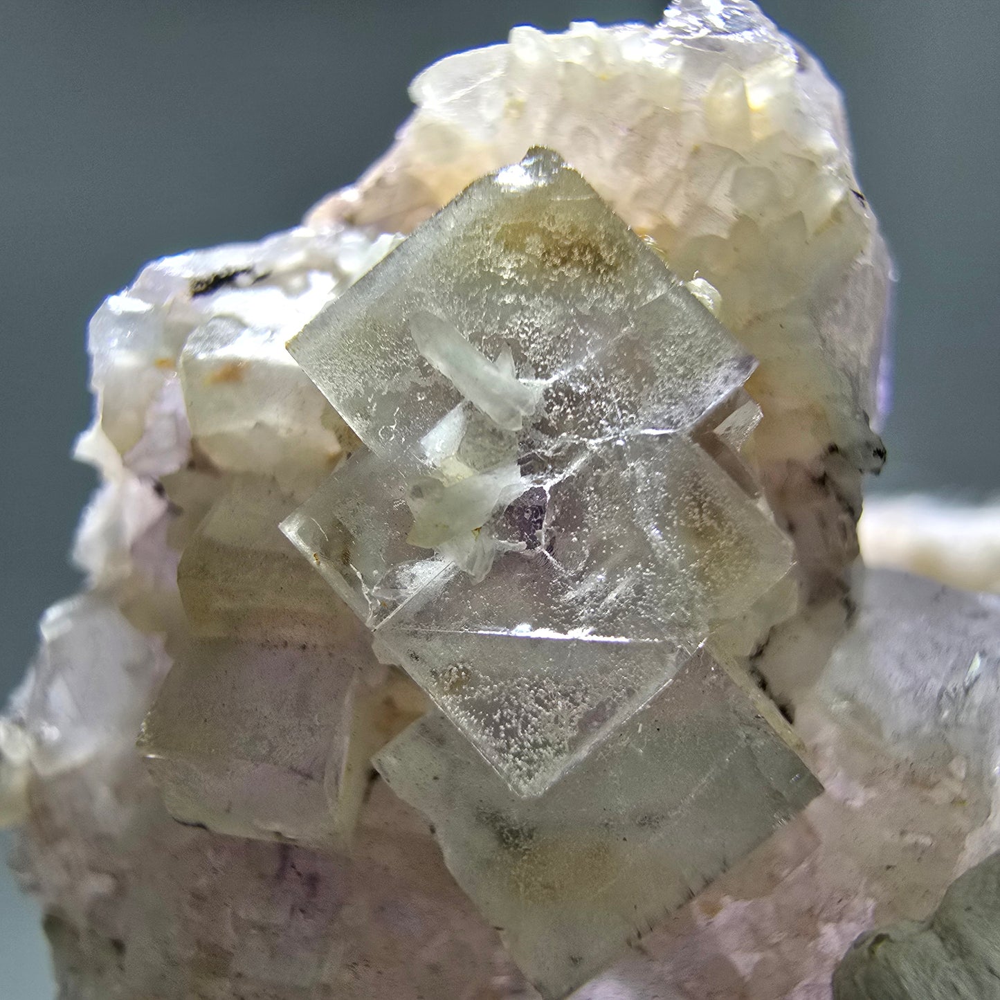 Seltene UV Phantom Fluorit Würfel, Quarz Stufe Brandberg, Namibia 37*31*15mm