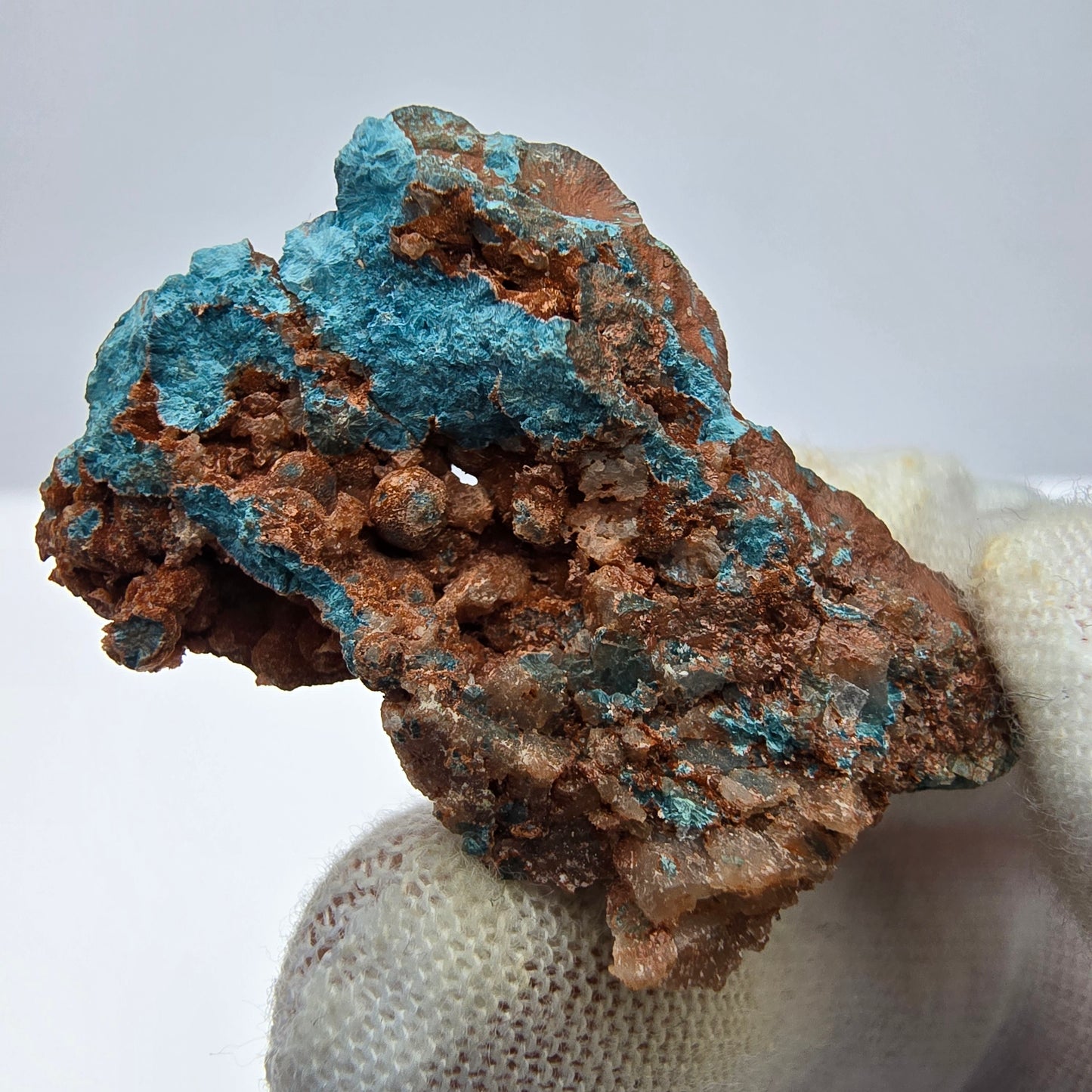 Spécimen rare de Shattuckite avec cristaux sphériques Kaokoveld, Namibie 35*24*16mm