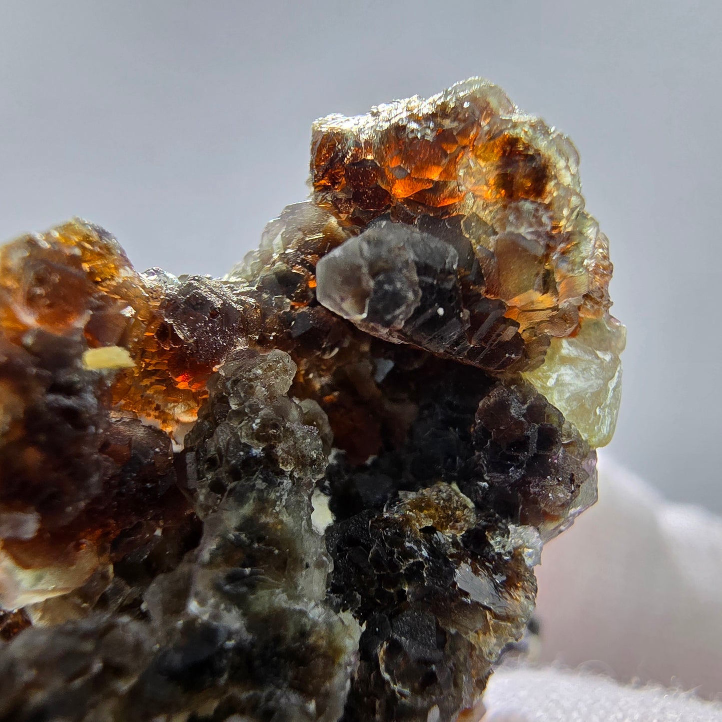 Phantom Fluorit Würfel lila braun, Muskovit Stufe Erongo, Namibia 41*25*29mm