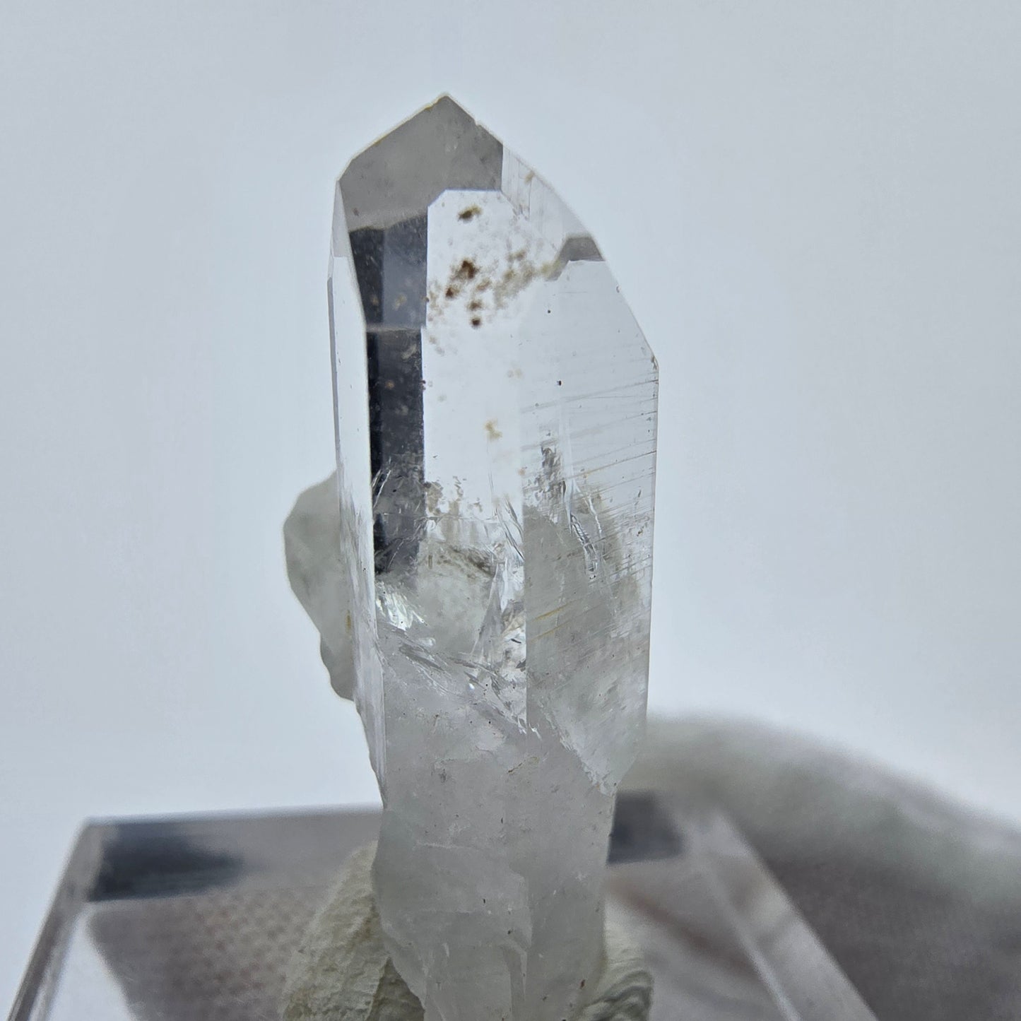 Klarer Bergkristall Quarz mit UV Calcit Streep Mine Goboboseb Namibia 29*14*9mm