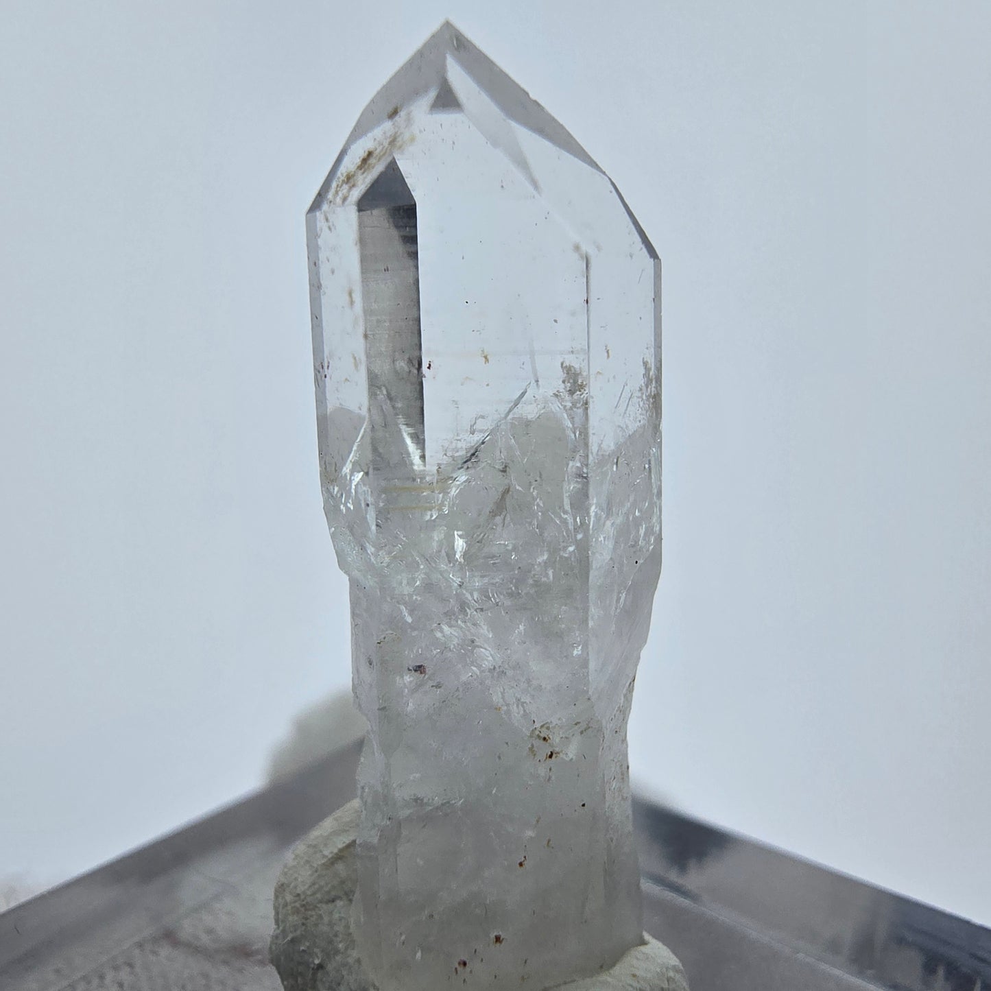 Klarer Bergkristall Quarz mit UV Calcit Streep Mine Goboboseb Namibia 29*14*9mm