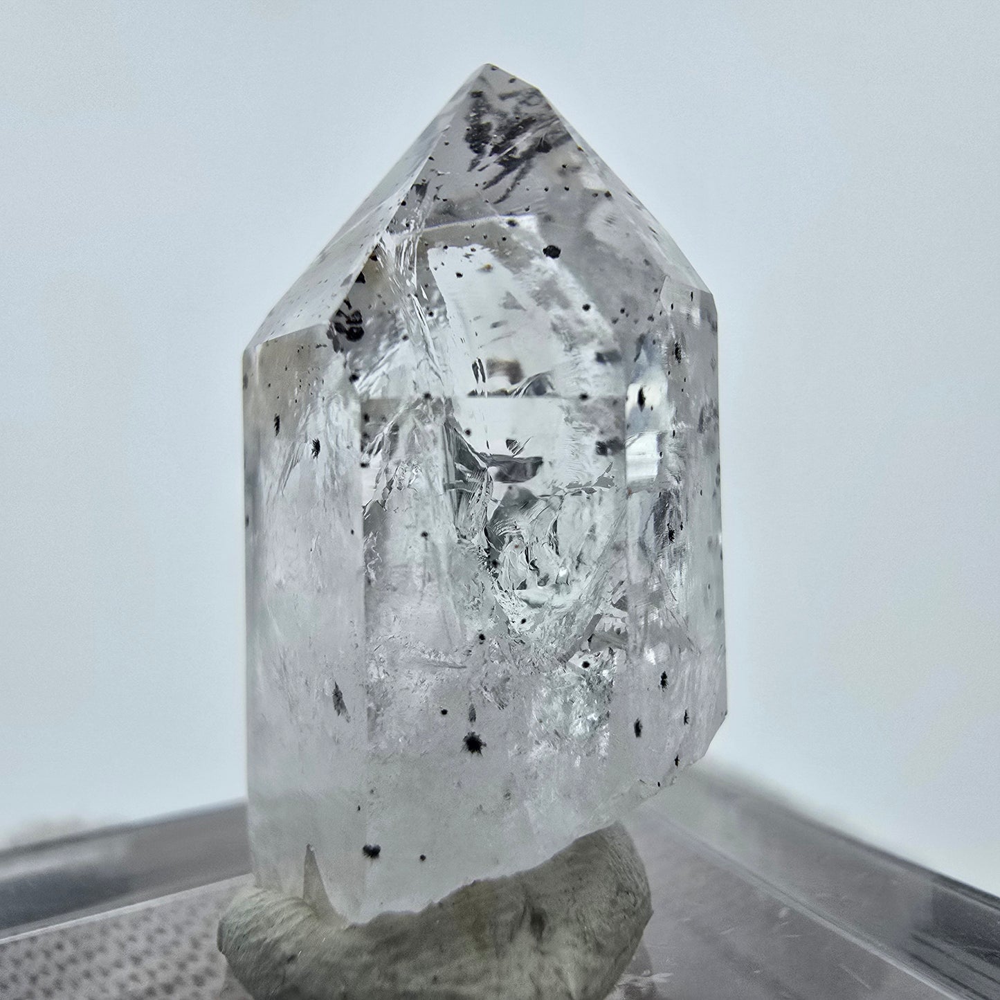 Harlekin Quarz mit Hämatit Streep Mine Goboboseb Namibia 27*17*12mm Sammlung