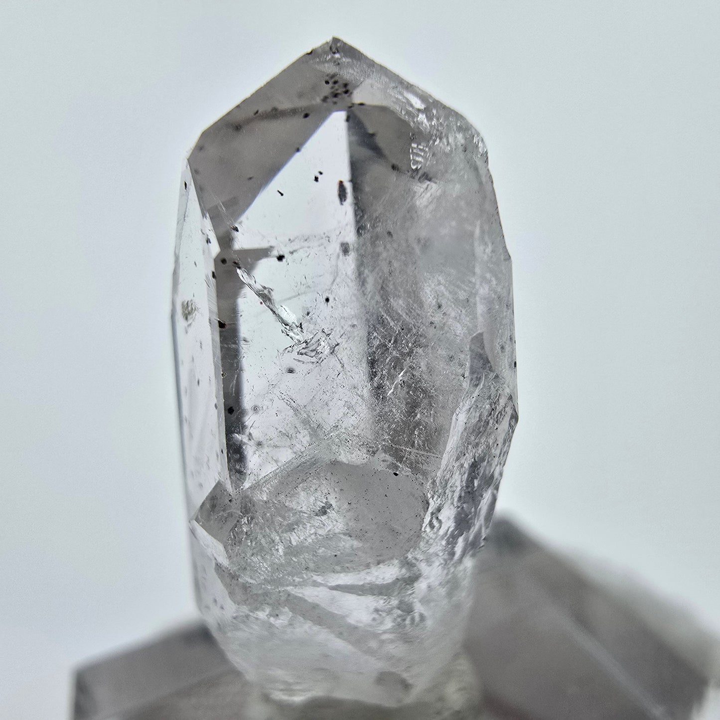 Klarer Quarz mit Hämatit und Analcim Streep Mine Goboboseb Namibia 29*12*10mm