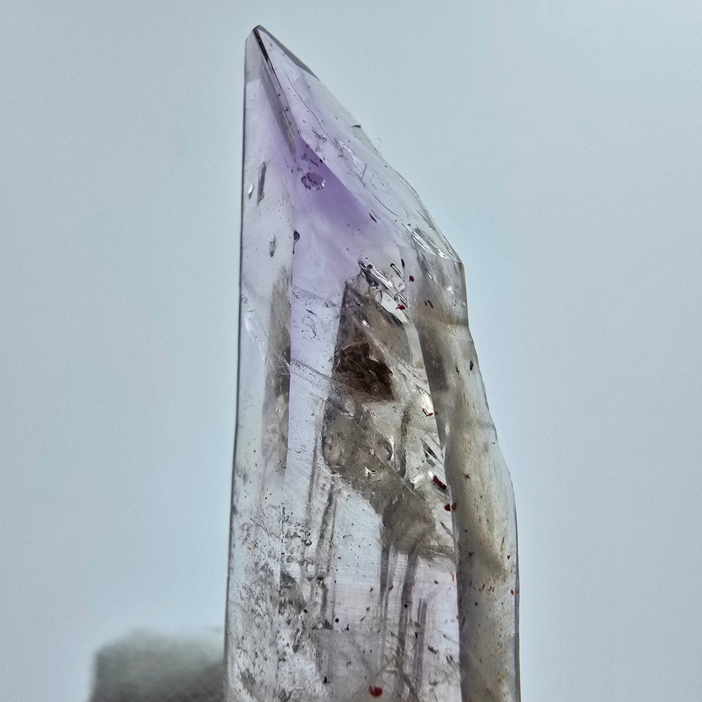 Phantom Amethyst mit rotem Eisen Goboboseb, Namibia 45*14*9mm Mineraliensammlung
