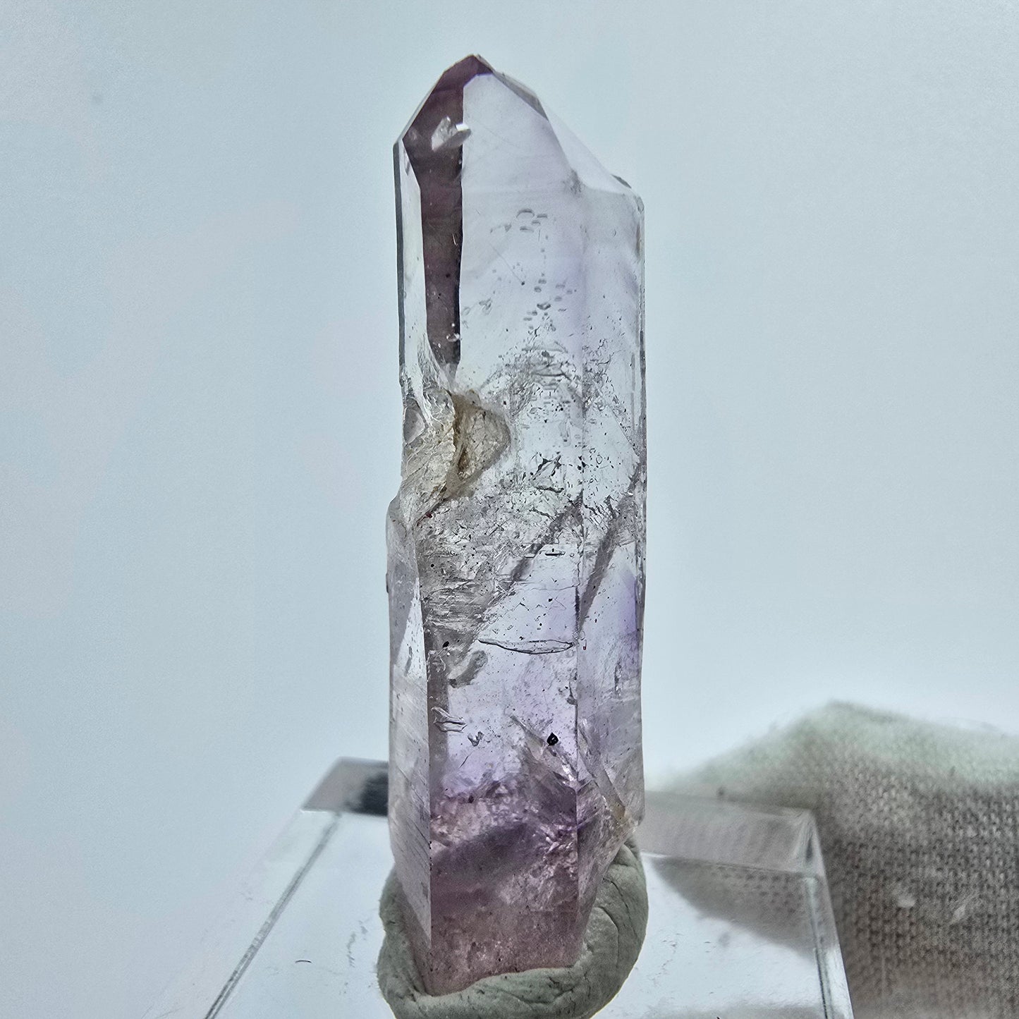 Phantom Amethyst Kristall mit Hämatit Streep Mine Goboboseb Namibia 39*10*10mm