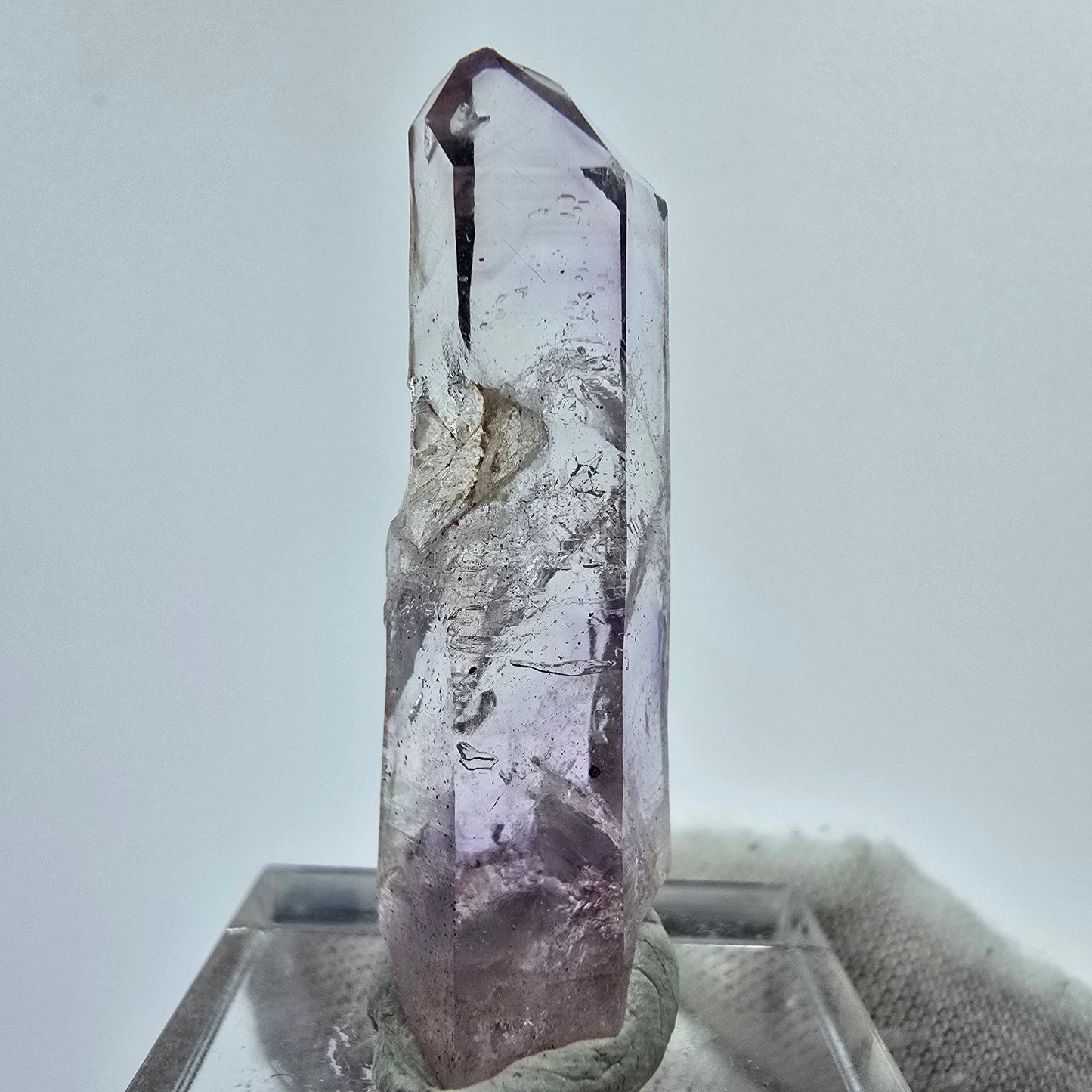 Phantom Amethyst Kristall mit Hämatit Streep Mine Goboboseb Namibia 39*10*10mm