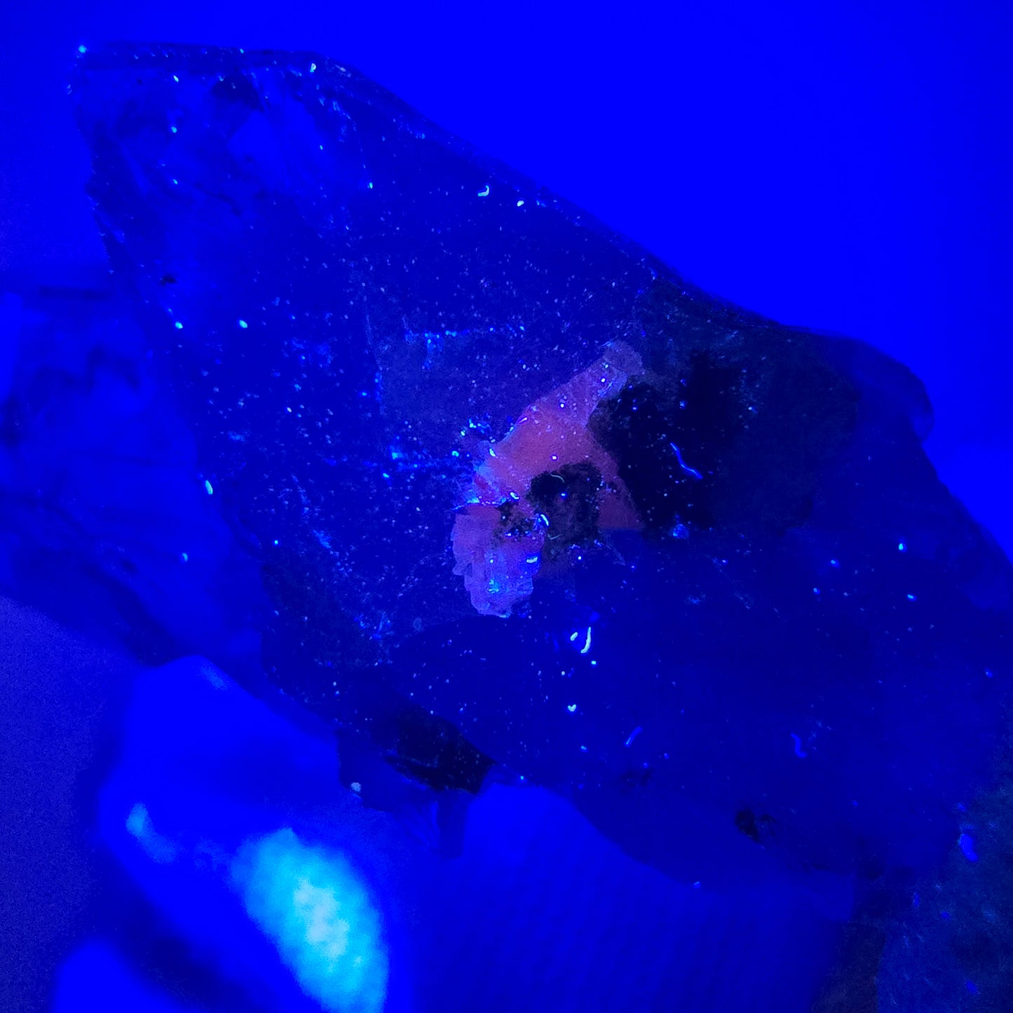 Quarz mit Epidot Hämatit, UV Calcit Streep Mine Goboboseb Namibia 42*21*15mm