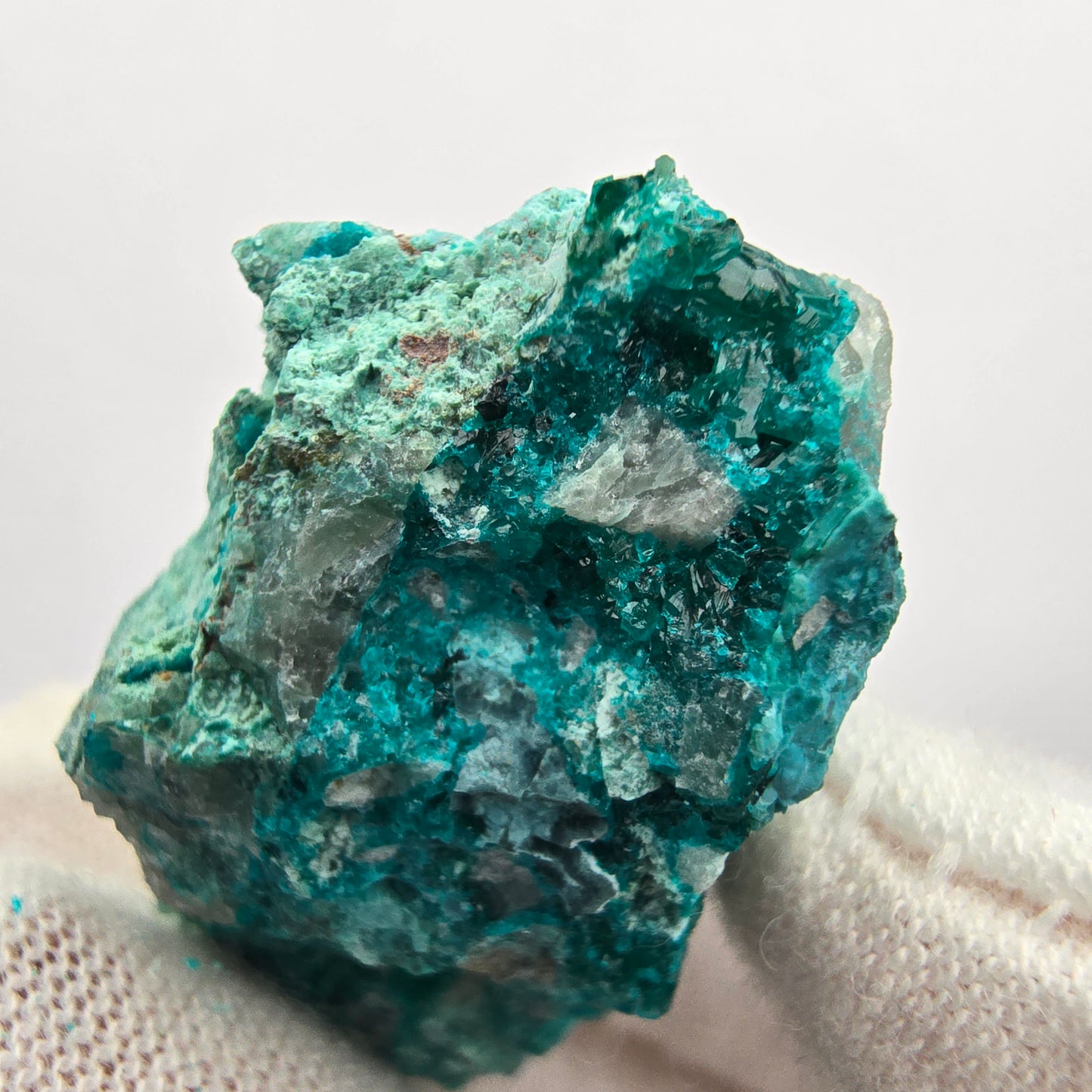 Dioptase rare sur le stade Marix Kaokoveld, Namibie 36*20*18mm Collection de minéraux