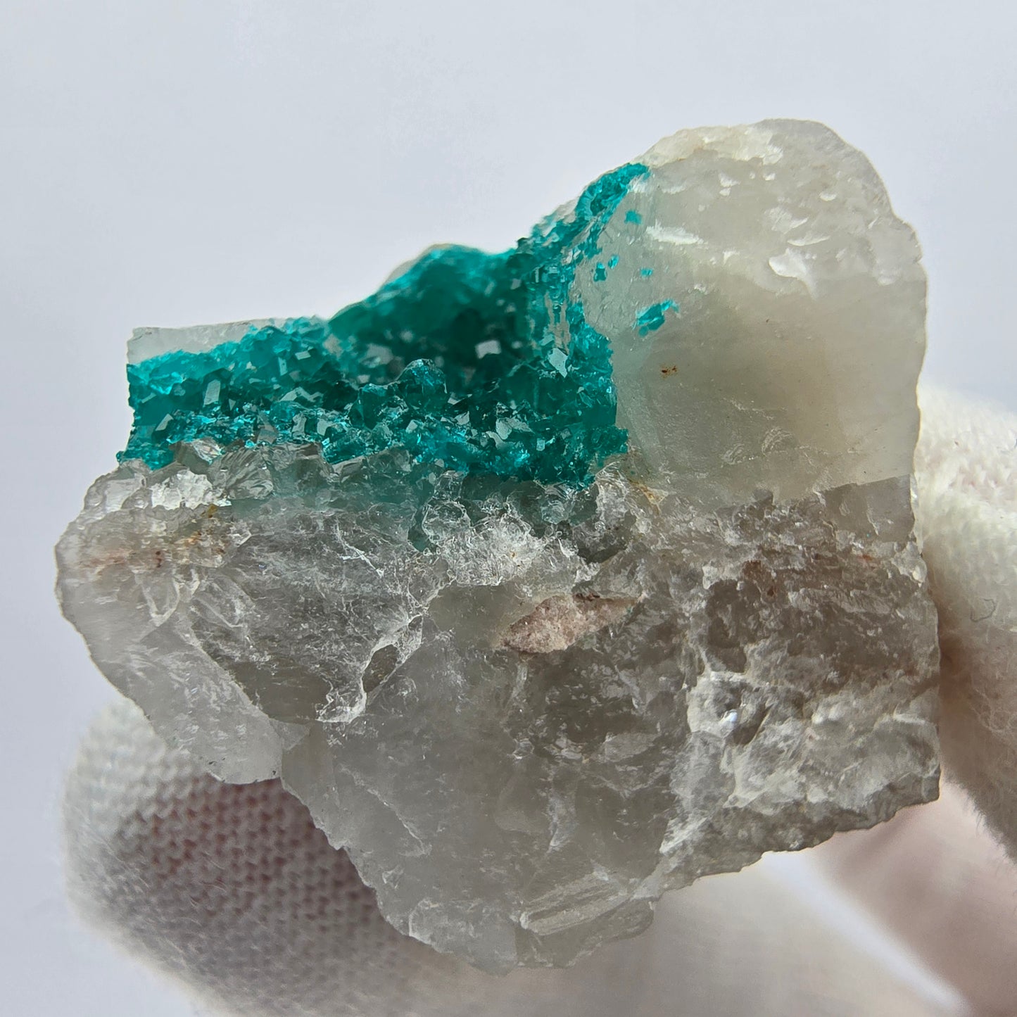 Rare spécimen de dioptase sur quartz Kaokoveld, Namibie 32*23*22mm Collection de minéraux