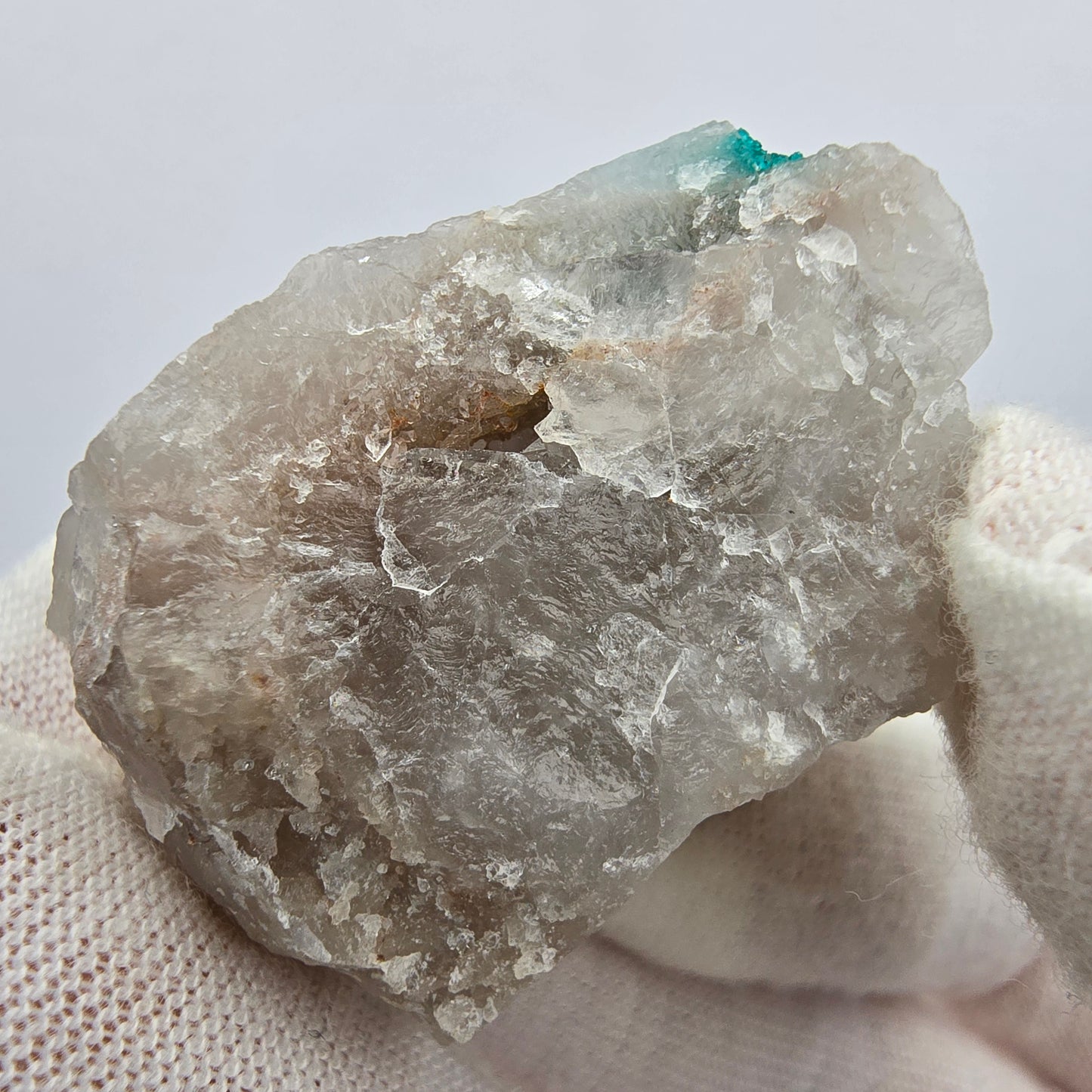 Rare spécimen de dioptase sur quartz Kaokoveld, Namibie 32*23*22mm Collection de minéraux