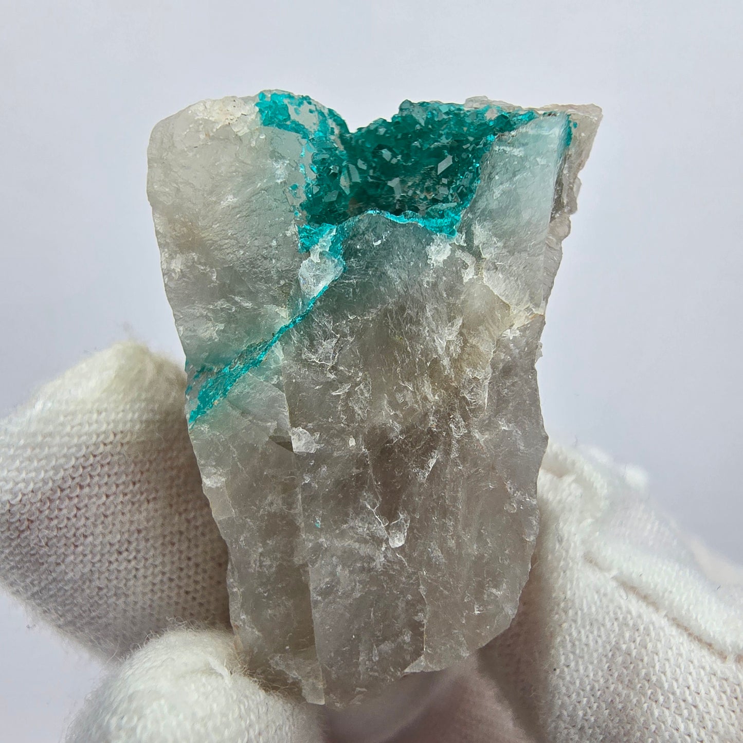 Rare spécimen de dioptase sur quartz Kaokoveld, Namibie 32*23*22mm Collection de minéraux