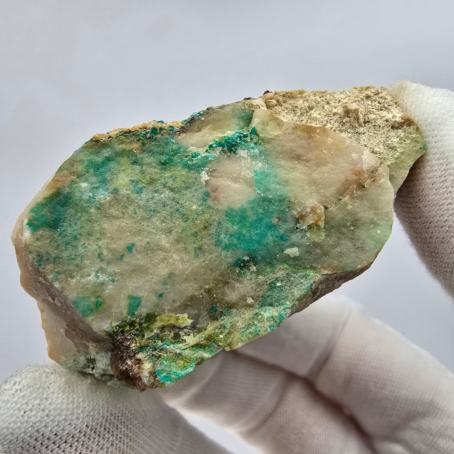Rare spécimen de dioptase sur quartz Kaokoveld, Namibie 48*42*27mm Collection de minéraux