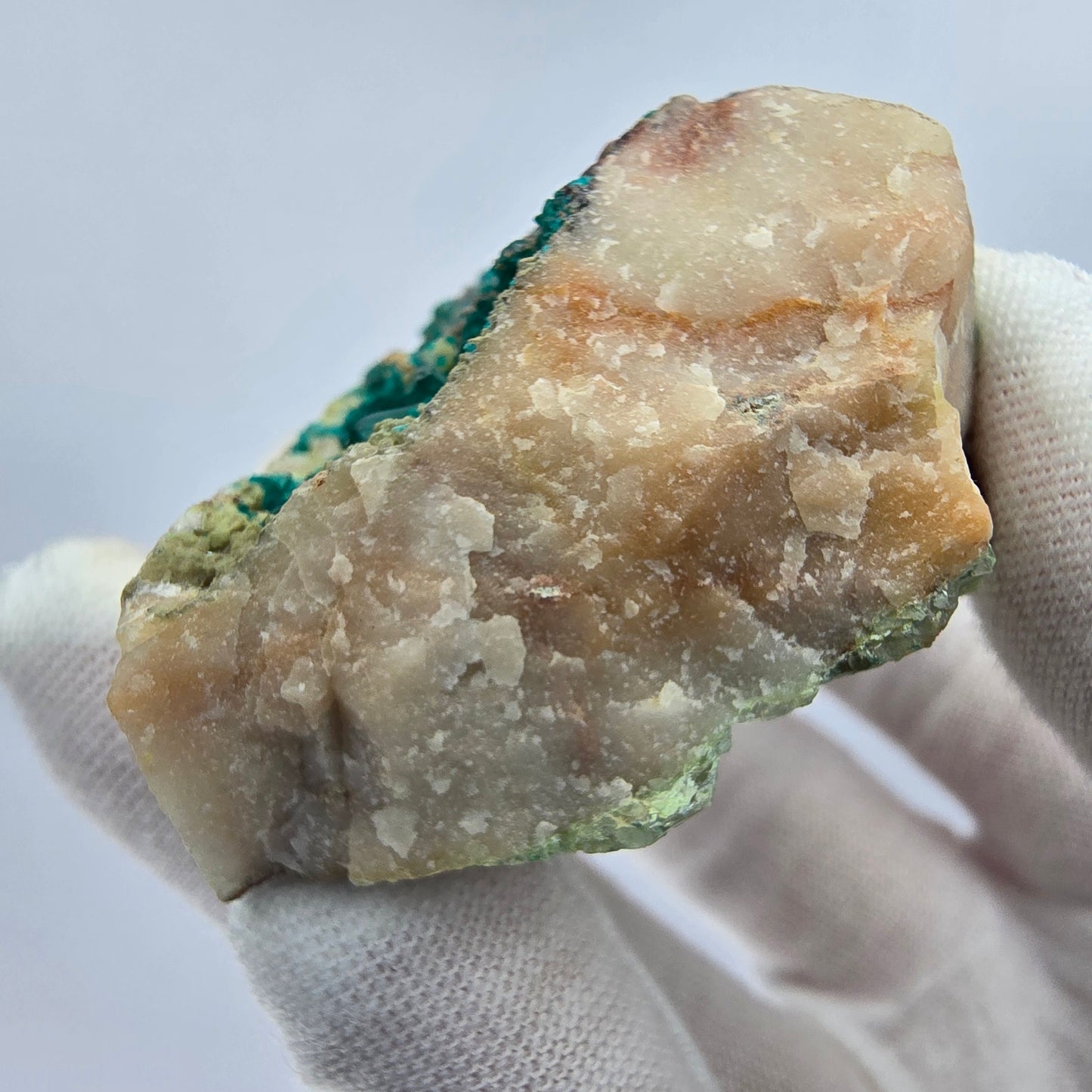 Rare spécimen de dioptase sur quartz Kaokoveld, Namibie 48*42*27mm Collection de minéraux