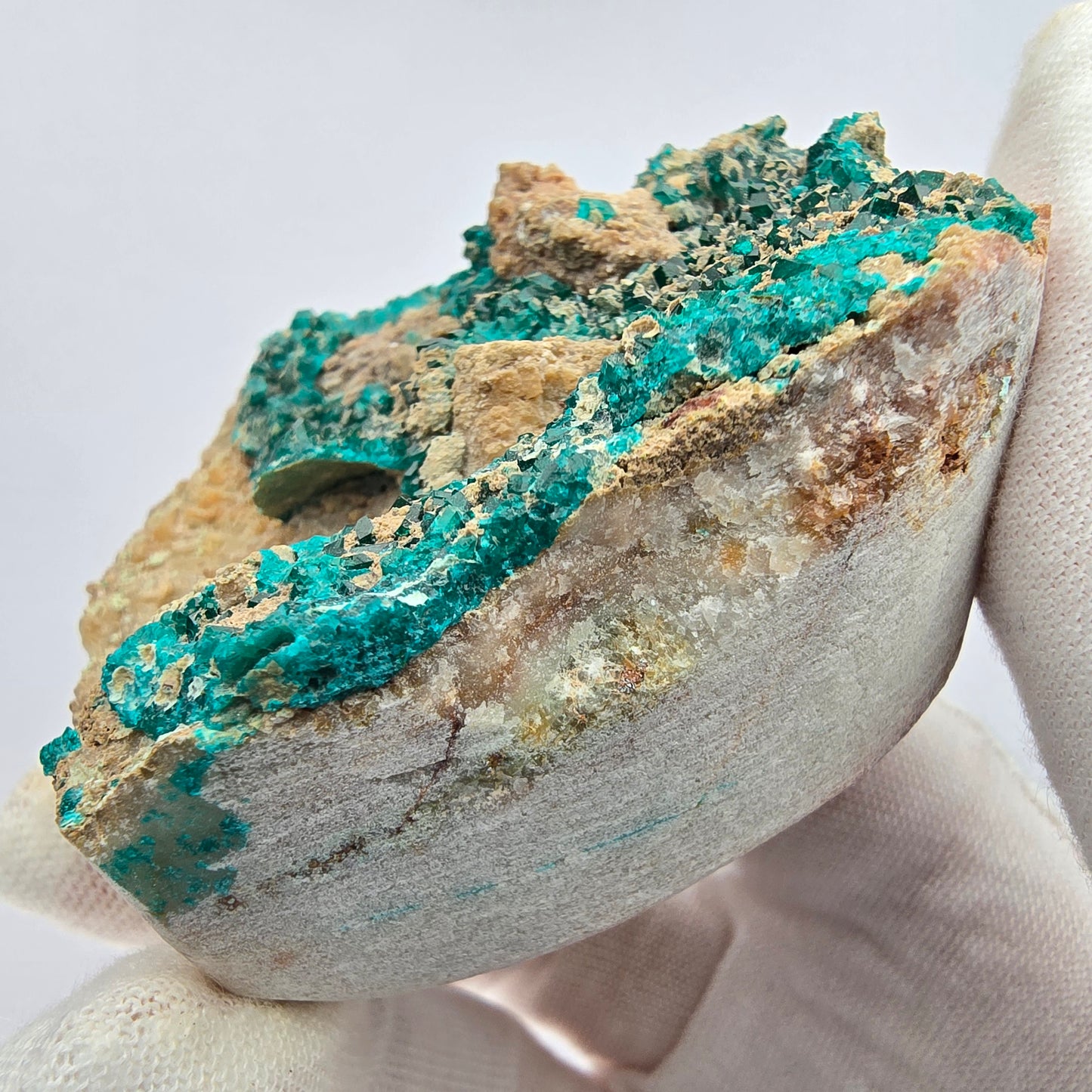 Rare spécimen de dioptase sur quartz Kaokoveld, Namibie 61*56*29mm Collection de minéraux