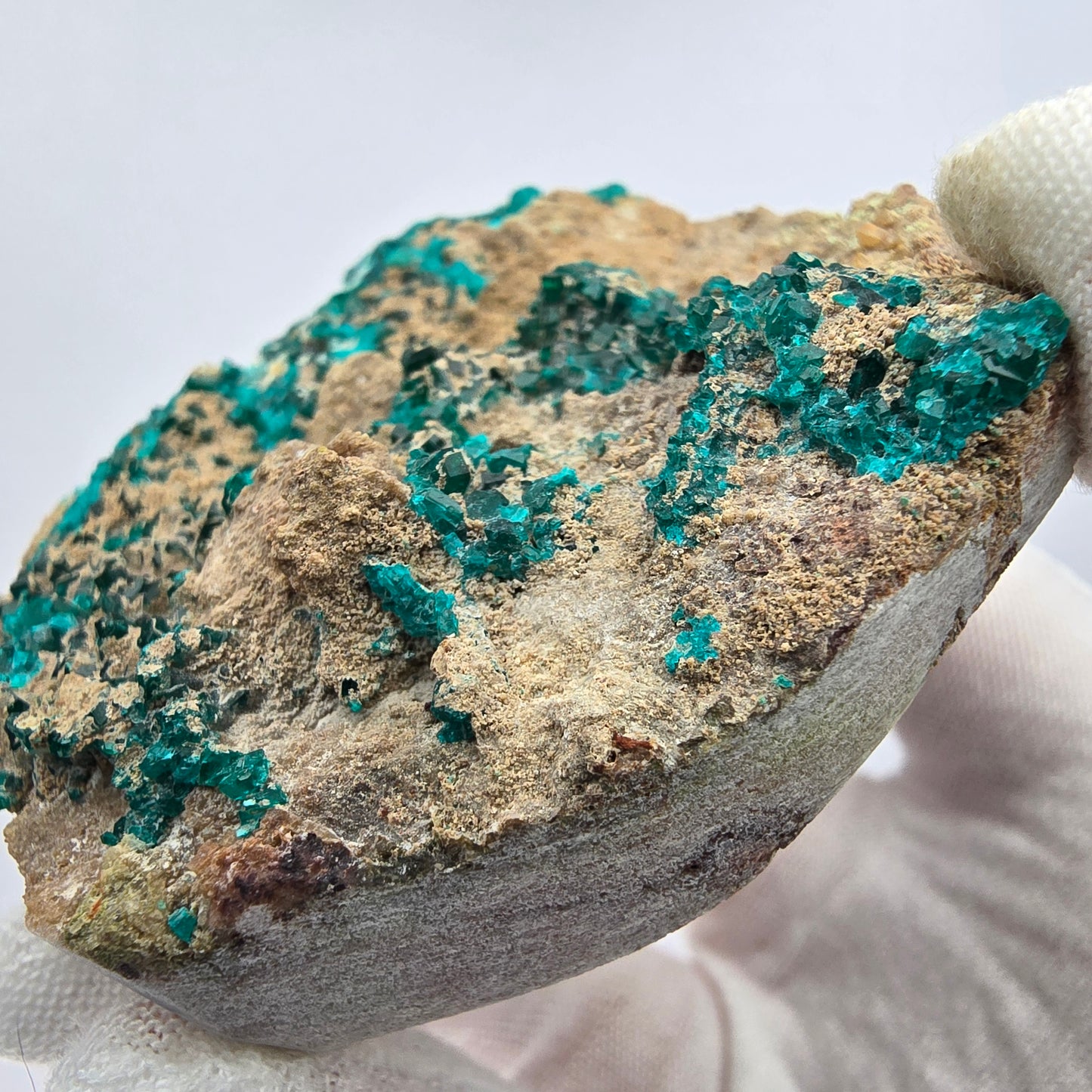 Rare spécimen de dioptase sur quartz Kaokoveld, Namibie 61*56*29mm Collection de minéraux