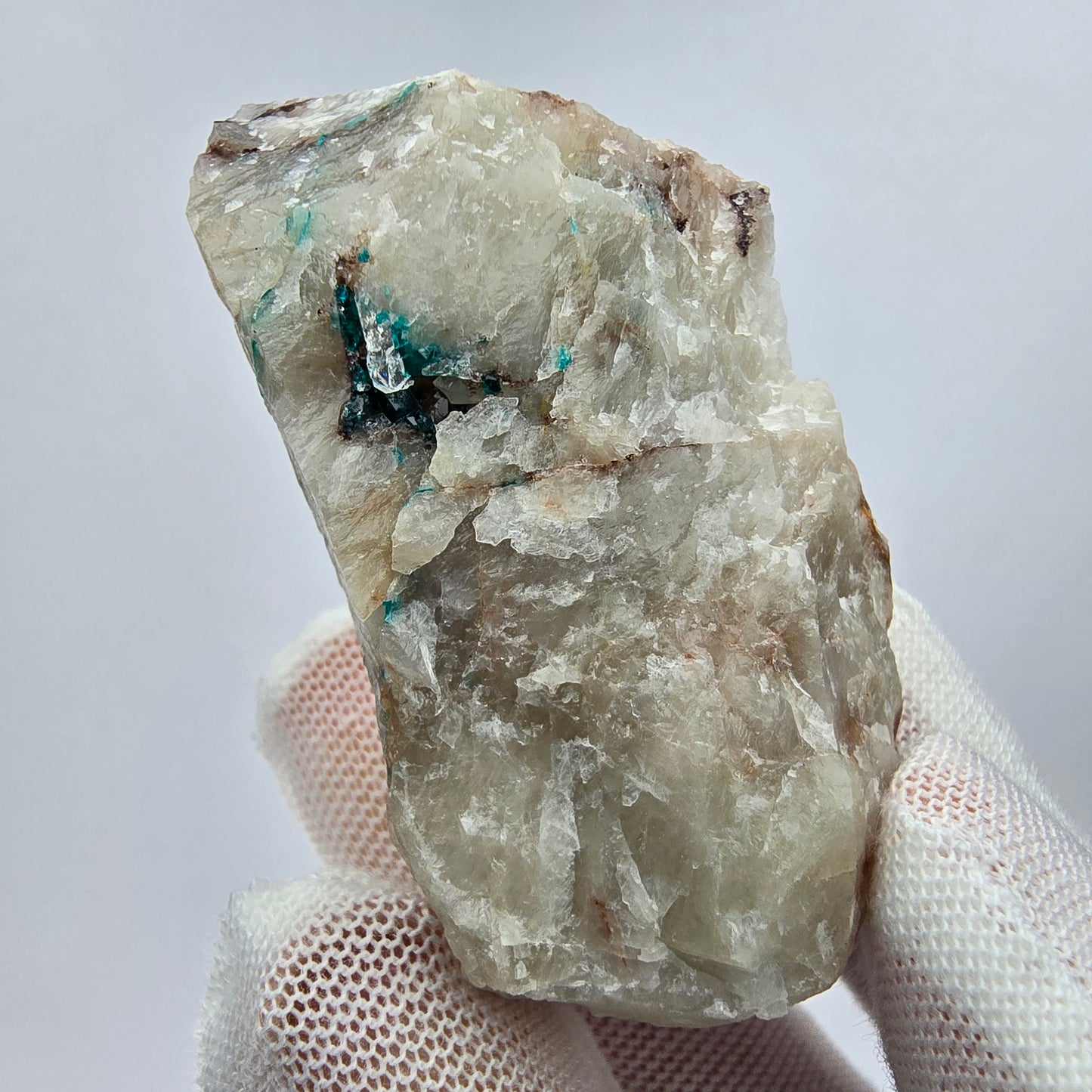 Rare spécimen de dioptase sur quartz Kaokoveld, Namibie 49*26*19mm Collection de minéraux