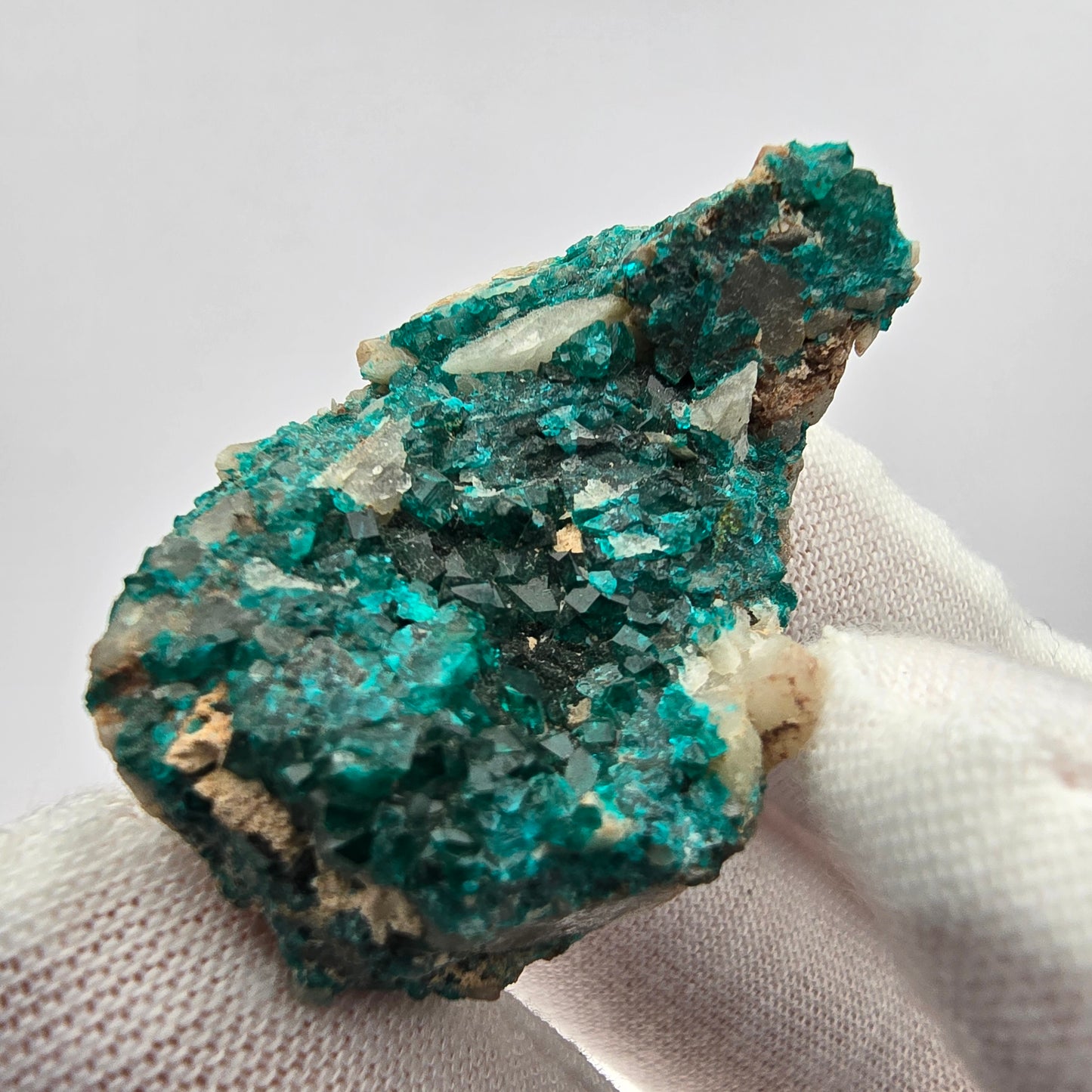 Rare spécimen de dioptase sur quartz Kaokoveld, Namibie 39*24*15mm Collection de minéraux