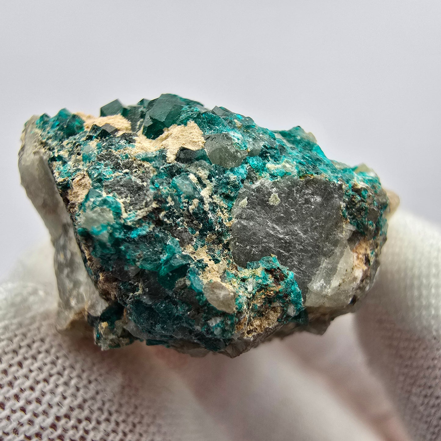 Rare spécimen de dioptase sur quartz Kaokoveld, Namibie 39*24*15mm Collection de minéraux
