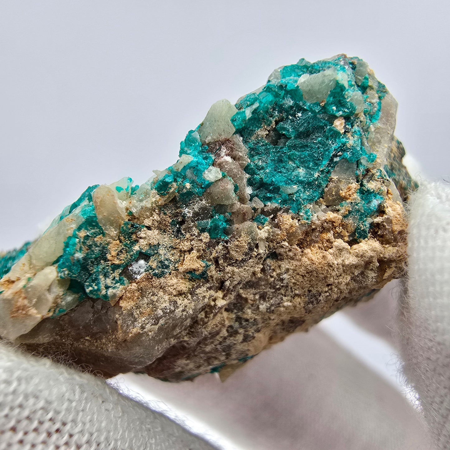 Rare spécimen de dioptase sur quartz Kaokoveld, Namibie 39*24*15mm Collection de minéraux
