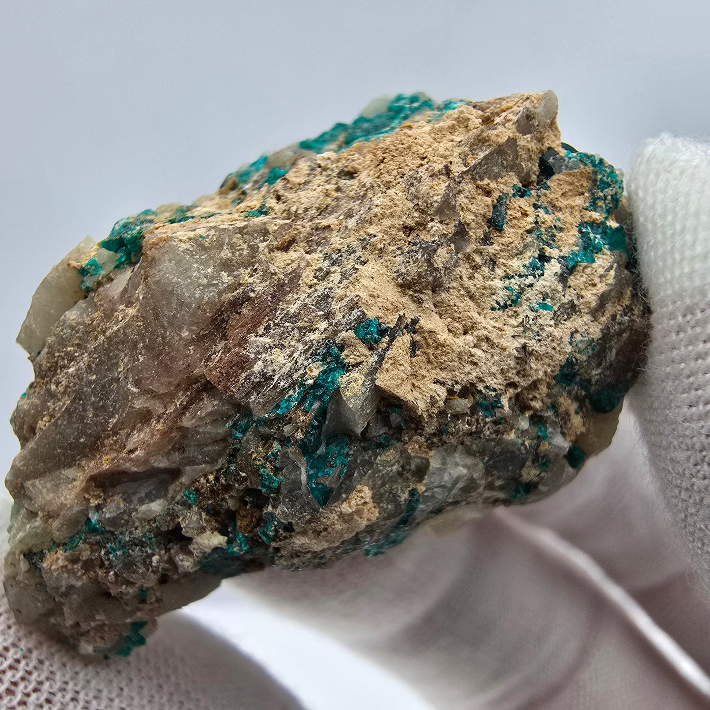 Rare spécimen de dioptase sur quartz Kaokoveld, Namibie 39*24*15mm Collection de minéraux