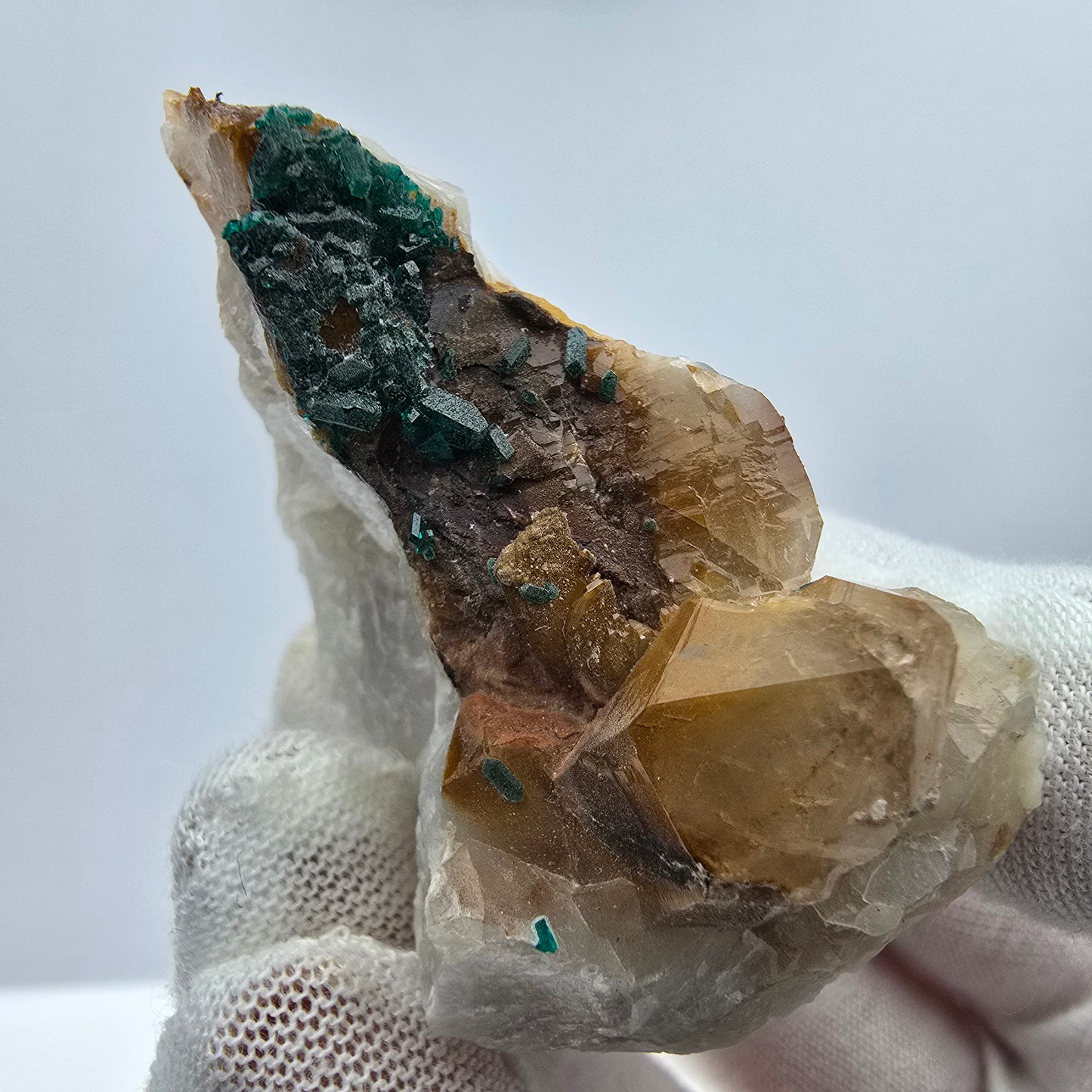 Rare spécimen de dioptase sur quartz Kaokoveld, Namibie 40*36*26mm Collection de minéraux