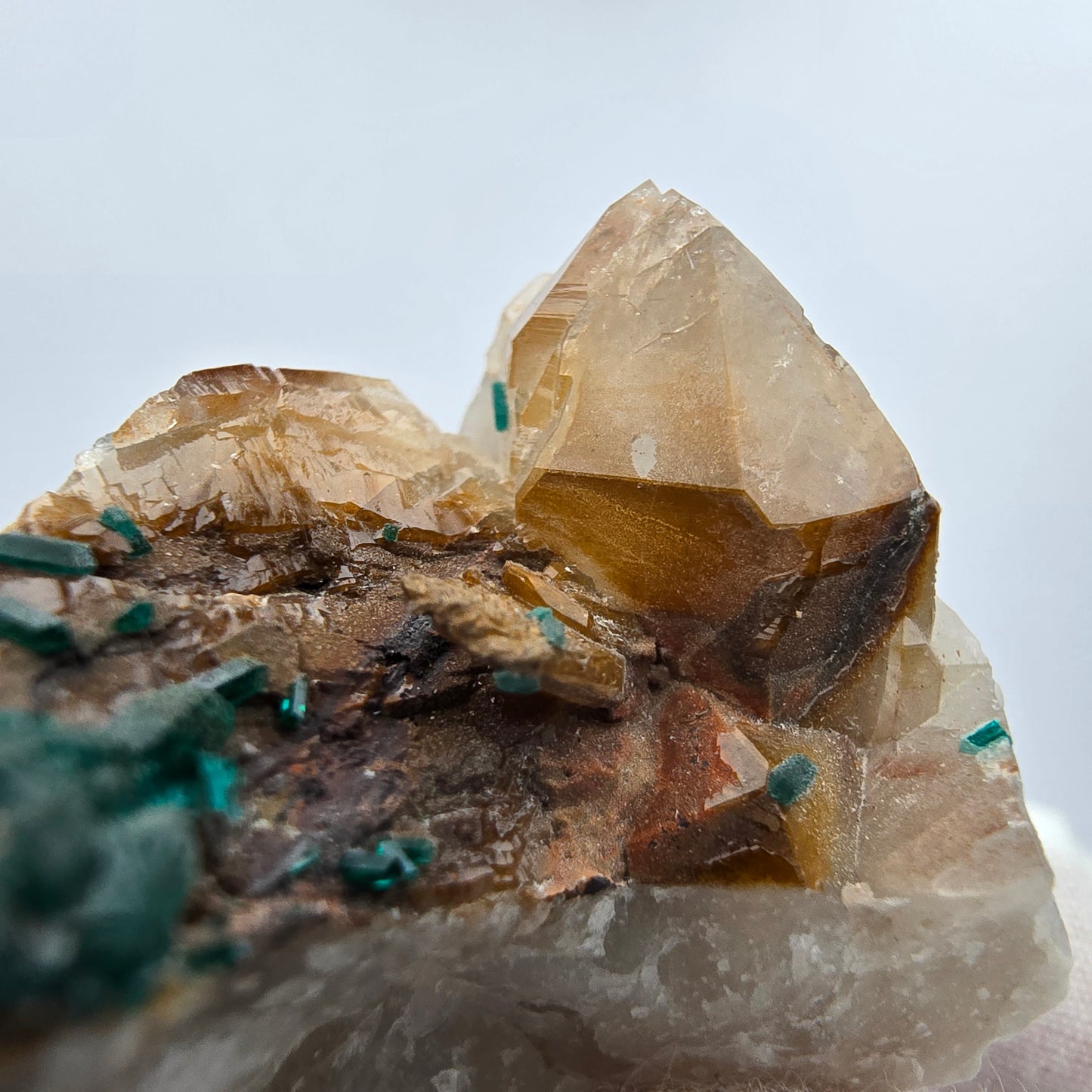 Rare spécimen de dioptase sur quartz Kaokoveld, Namibie 40*36*26mm Collection de minéraux