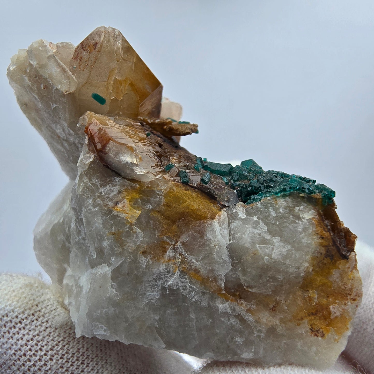 Rare spécimen de dioptase sur quartz Kaokoveld, Namibie 40*36*26mm Collection de minéraux