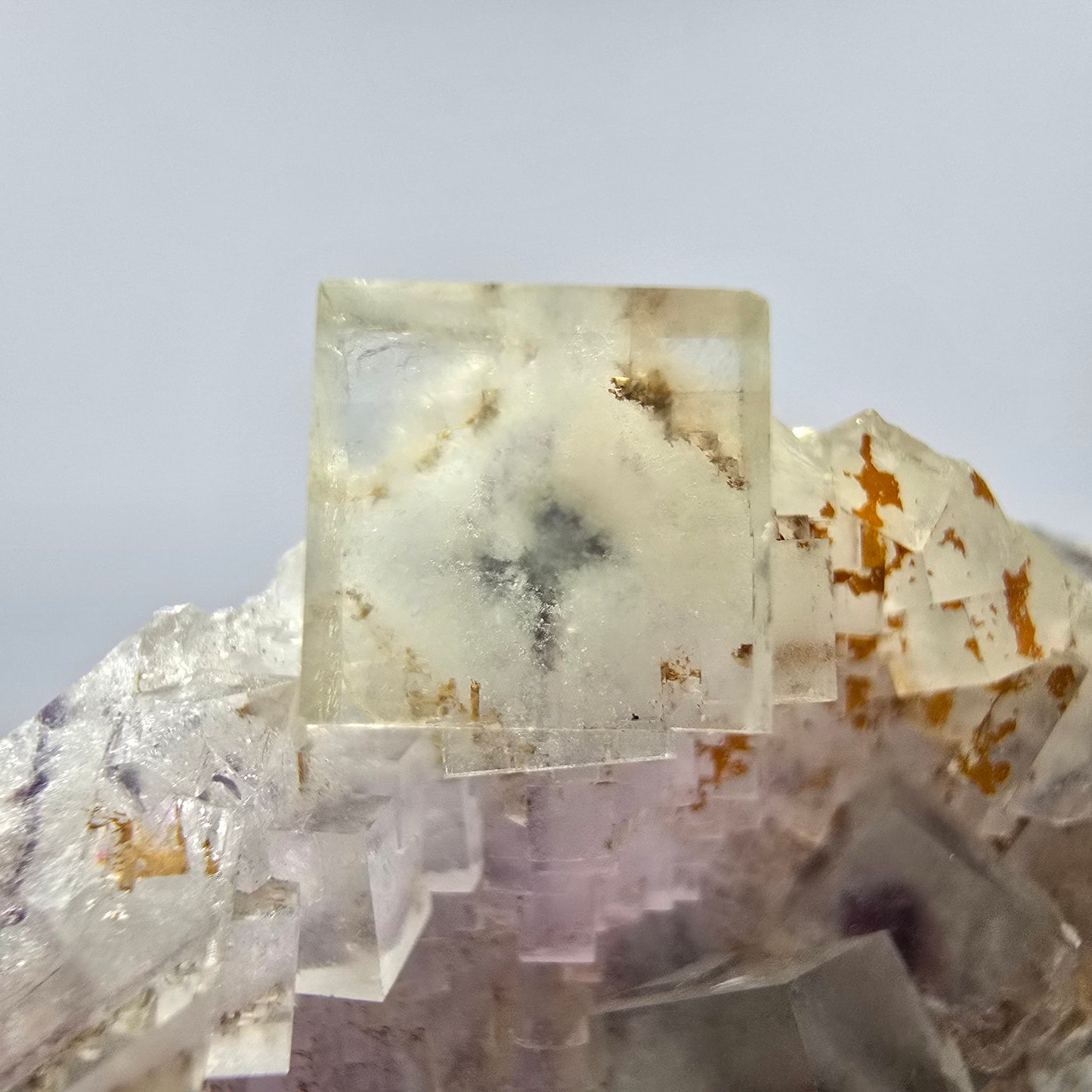 Seltene UV Phantom Fluorit Würfel, Quarz Stufe Brandberg, Namibia 57*52*19mm