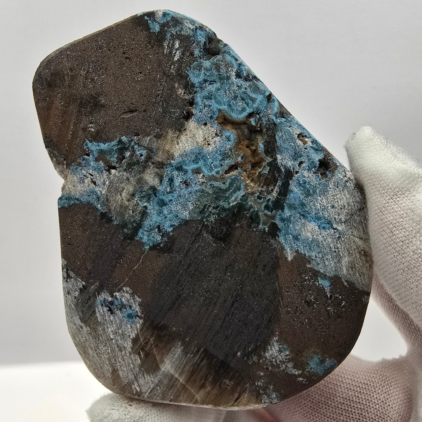 Grand spécimen de shattuckite et de malachite, cristaux en boule, Kaokoveld, Namibie, 69 x 53 x 44 mm
