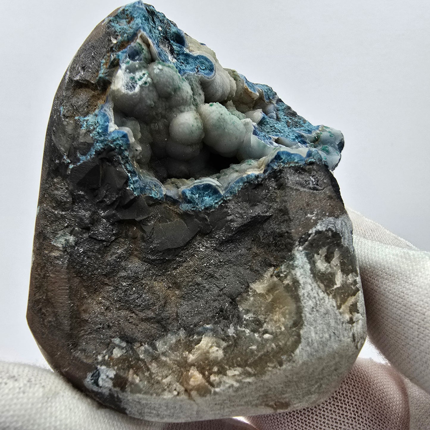 Grand spécimen de shattuckite et de malachite, cristaux en boule, Kaokoveld, Namibie, 69 x 53 x 44 mm